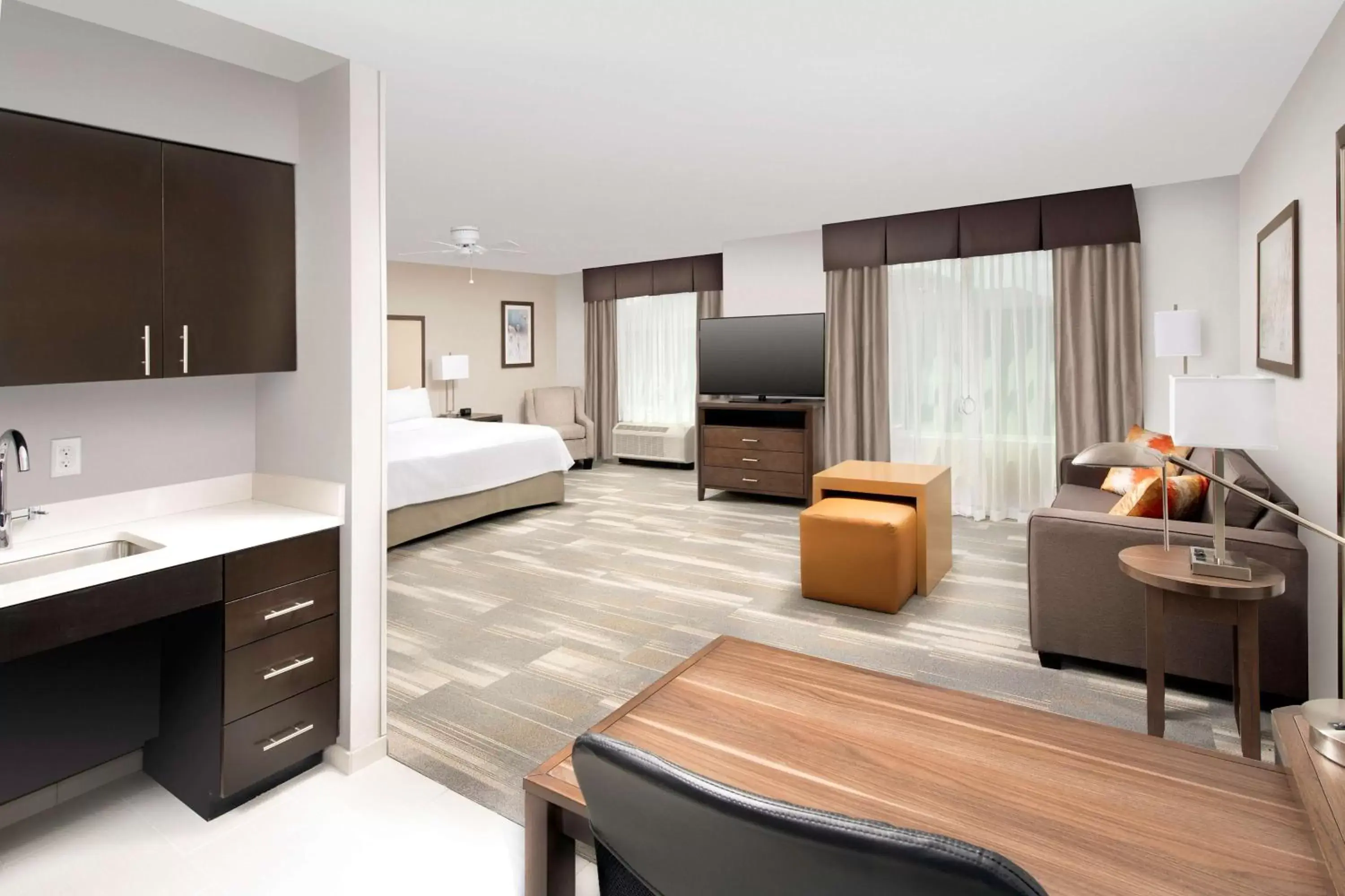 Bedroom, TV/Entertainment Center in Homewood Suites By Hilton Kansas City Speedway