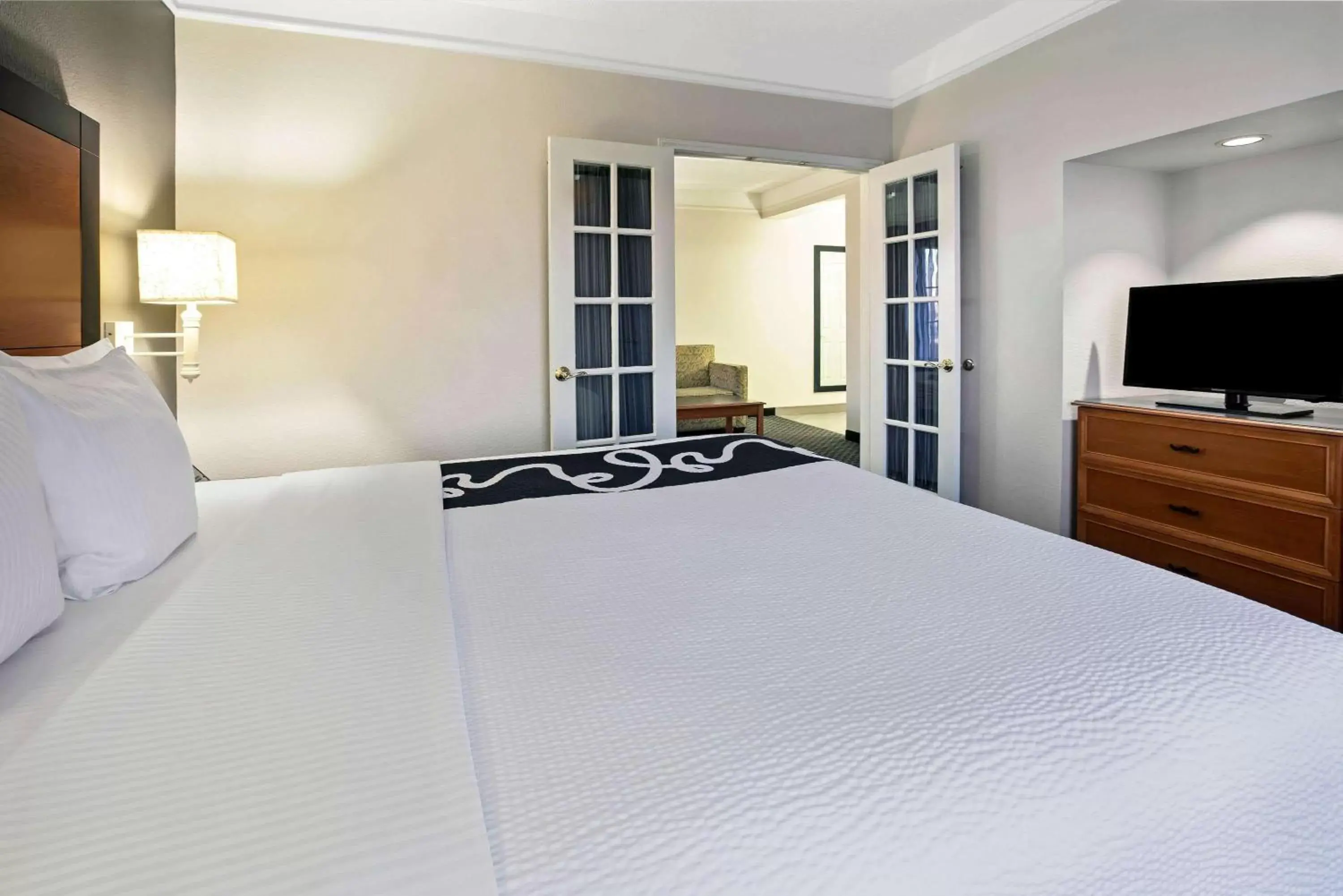 Photo of the whole room, Bed in La Quinta by Wyndham Dallas Arlington South