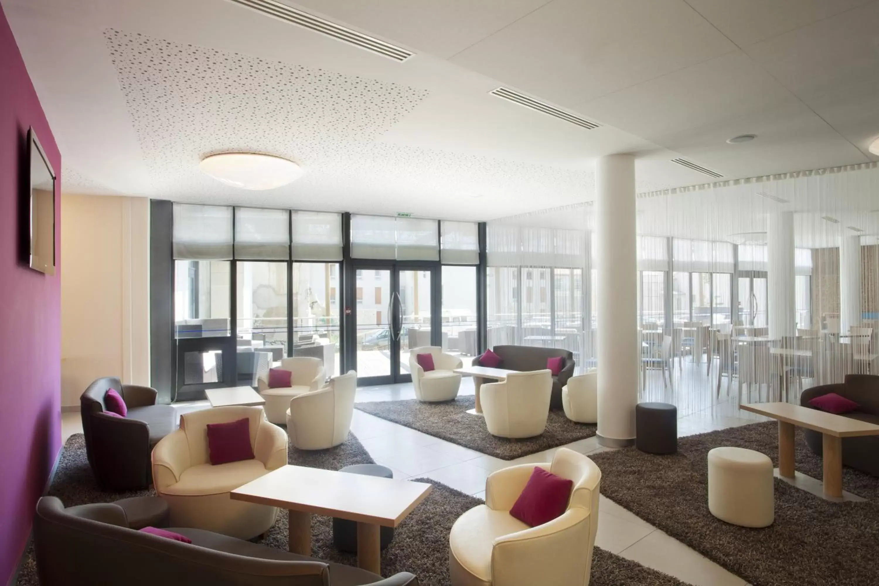 Lounge or bar, Lounge/Bar in Holiday Inn Express Marseille Saint Charles, an IHG Hotel