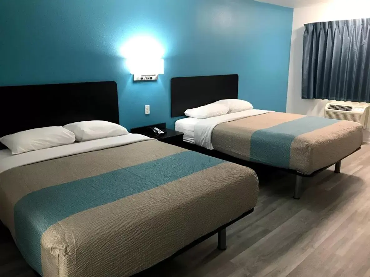Bed in Motel 6-Metropolis, IL