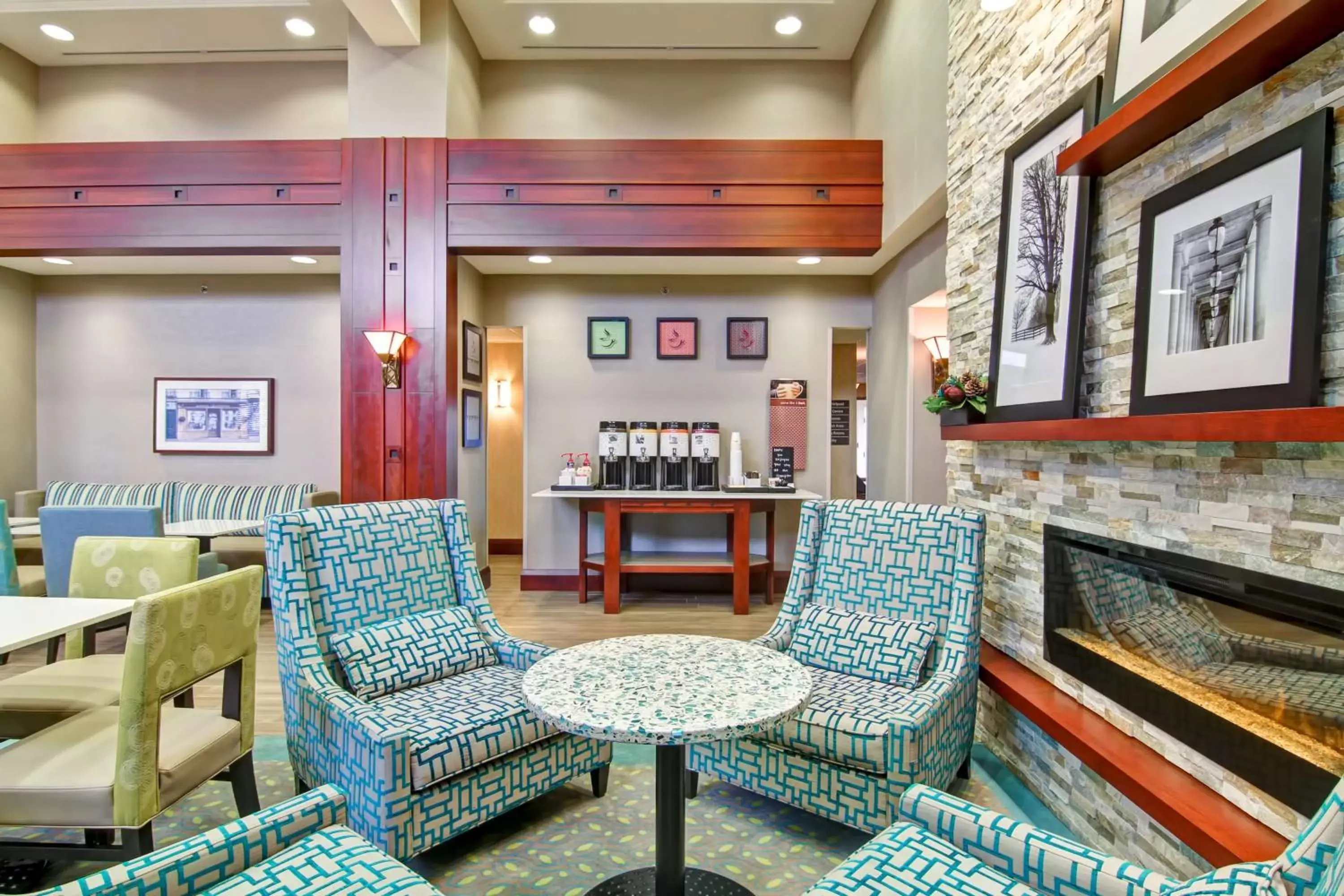 Lounge or bar in Hampton Inn By Hilton & Suites Guelph, Ontario, Canada