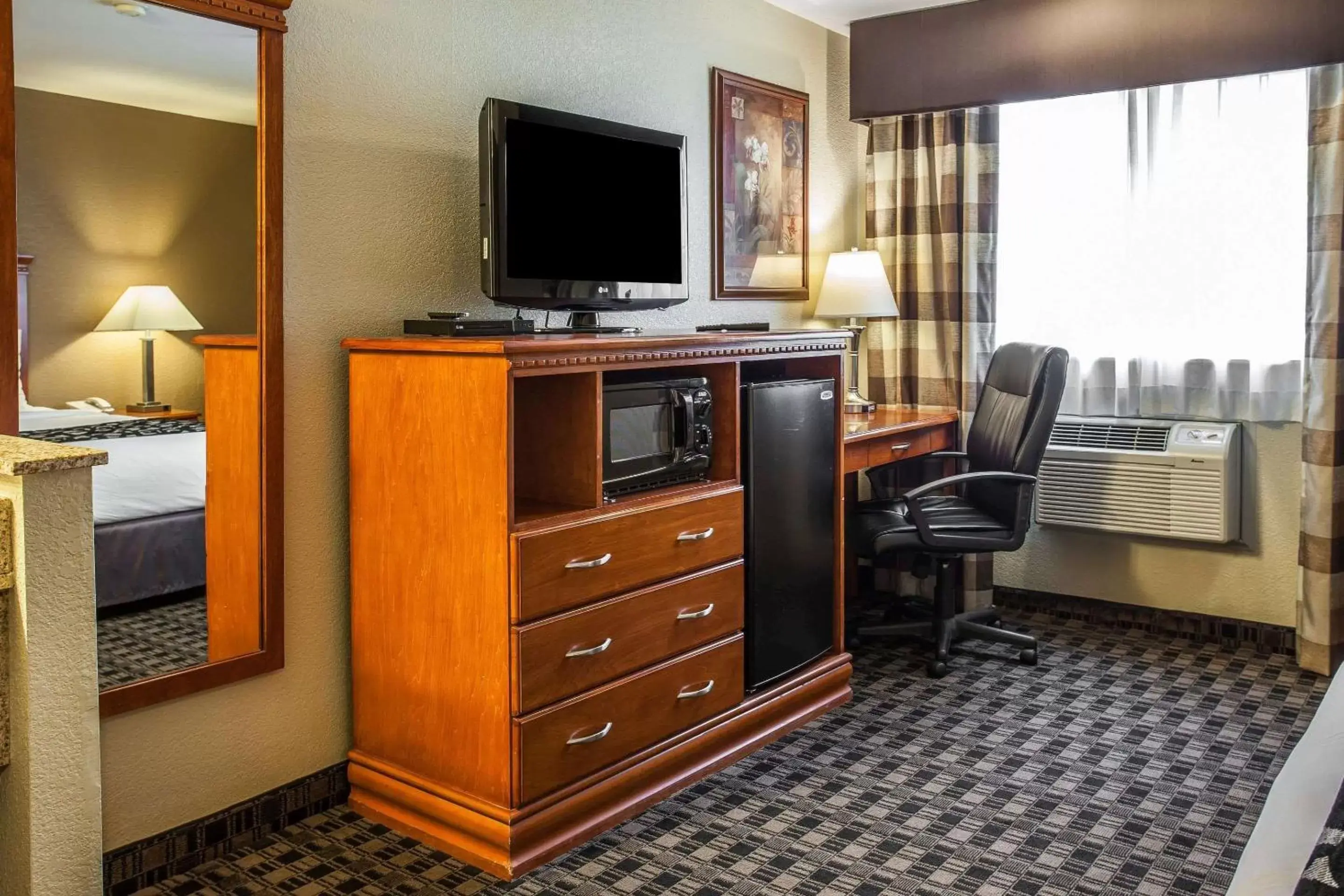 Photo of the whole room, TV/Entertainment Center in Clarion Inn Renton-Seattle