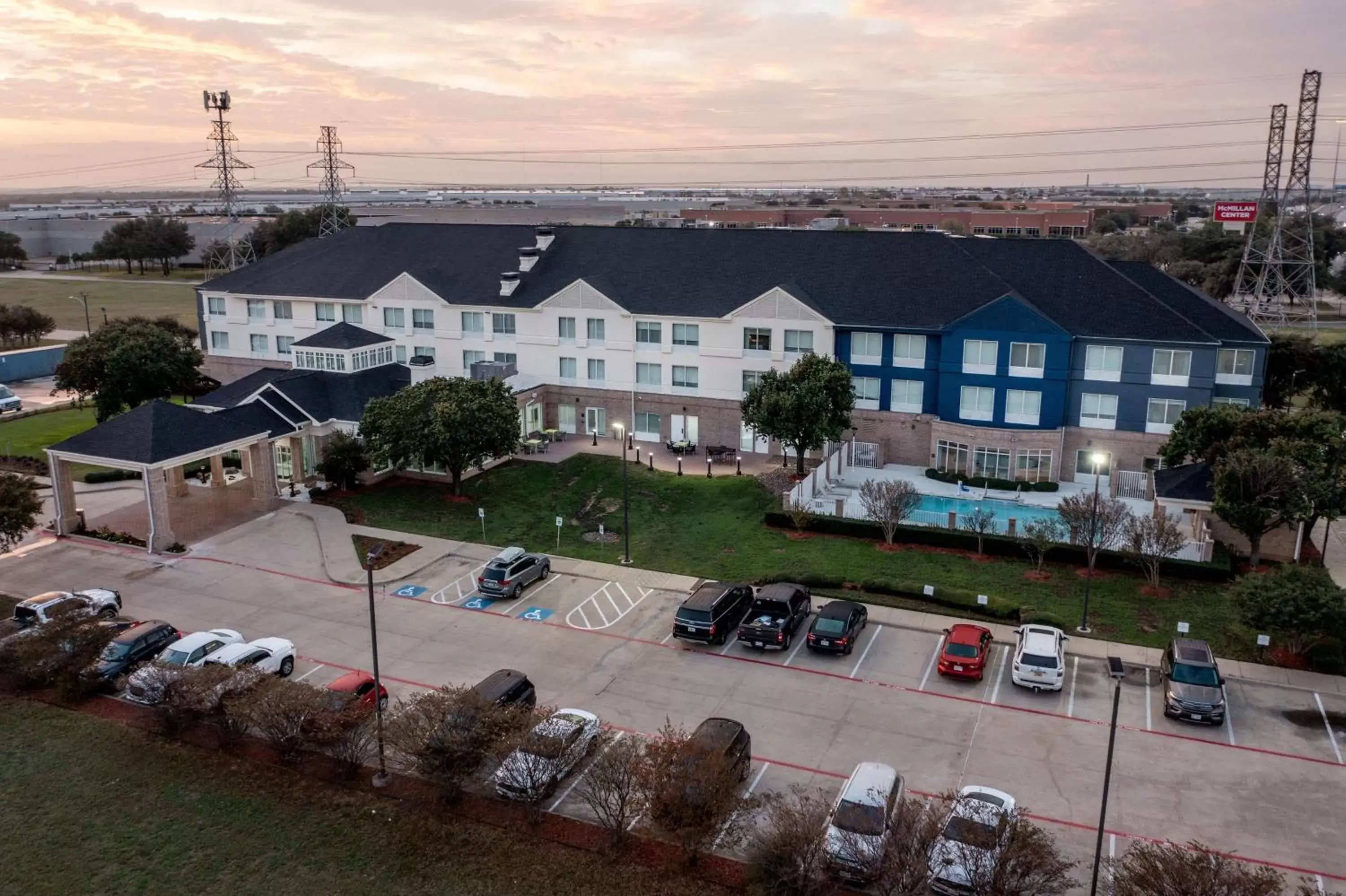 Property building in Hilton Garden Inn Fort Worth/Fossil Creek