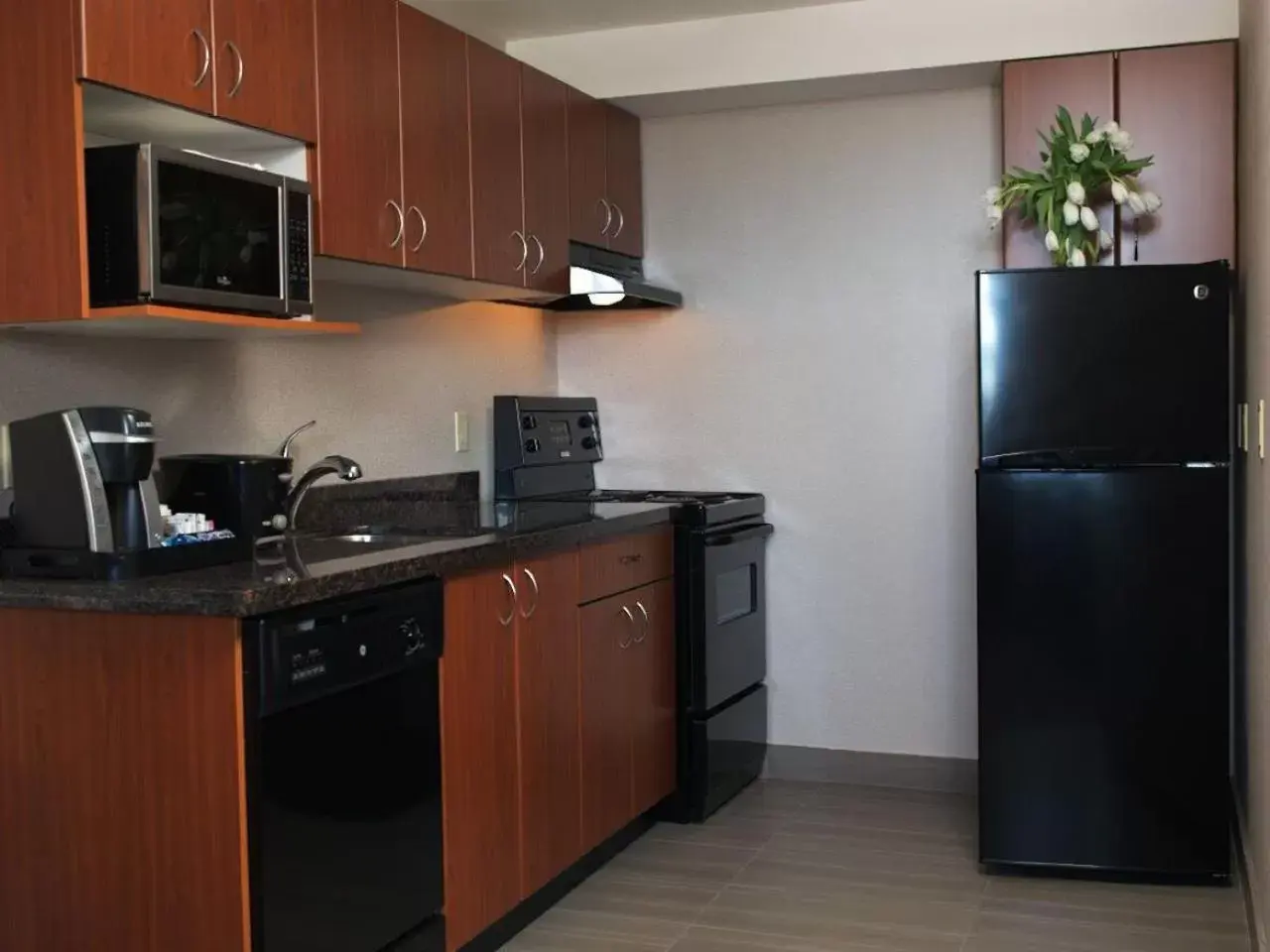 Kitchen or kitchenette, Kitchen/Kitchenette in Coast Calgary Downtown Hotel & Suites by APA