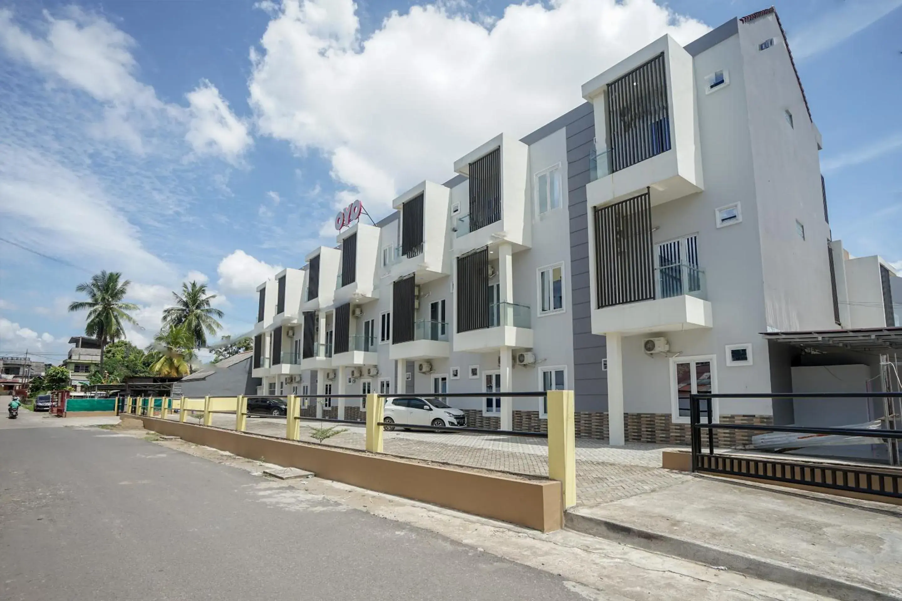 Facade/entrance, Property Building in OYO 443 Hotel Barlian