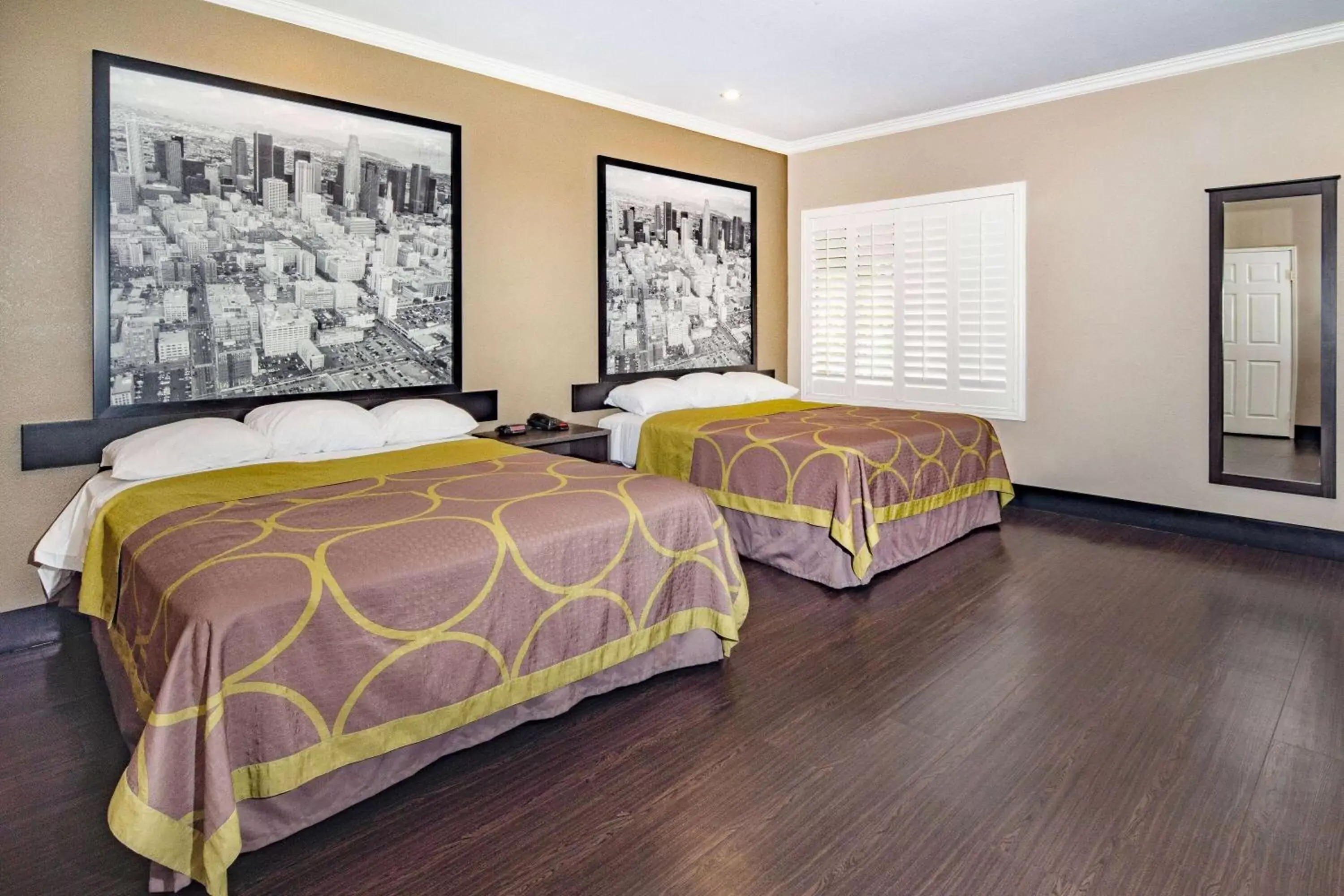 Photo of the whole room, Bed in Super 8 by Wyndham North Hollywood
