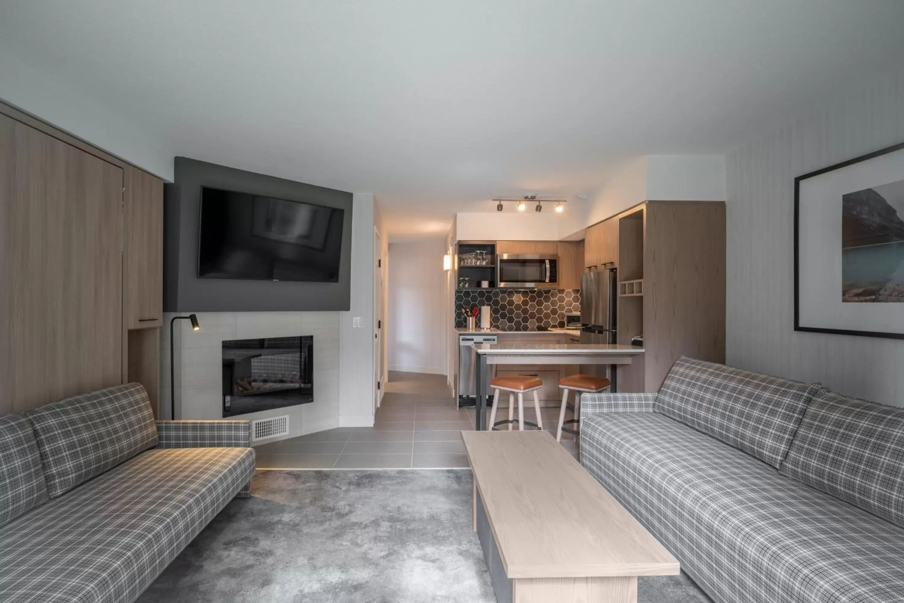 Kitchen or kitchenette, Seating Area in Lake Louise Inn