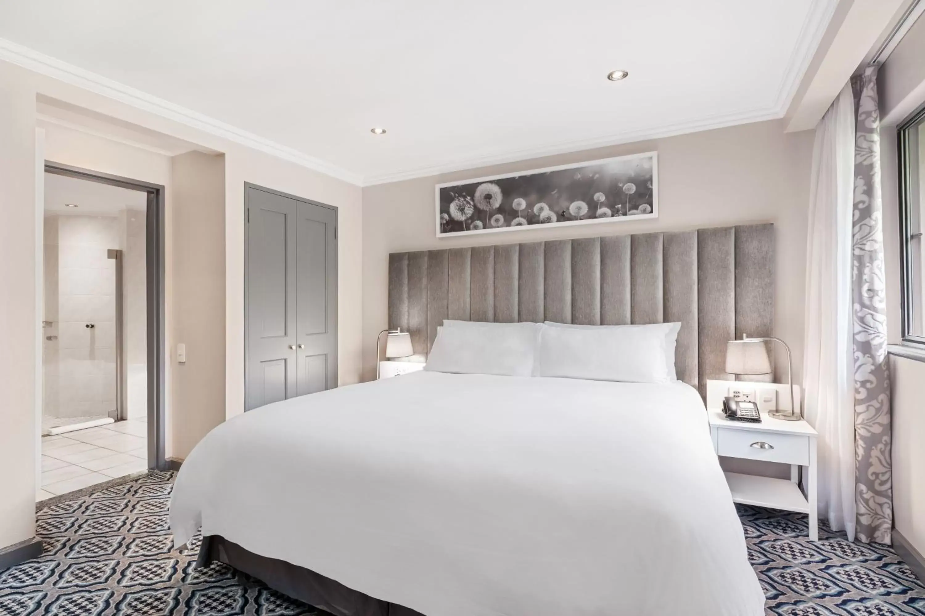 Bedroom, Bed in Protea Hotel by Marriott Johannesburg Balalaika Sandton