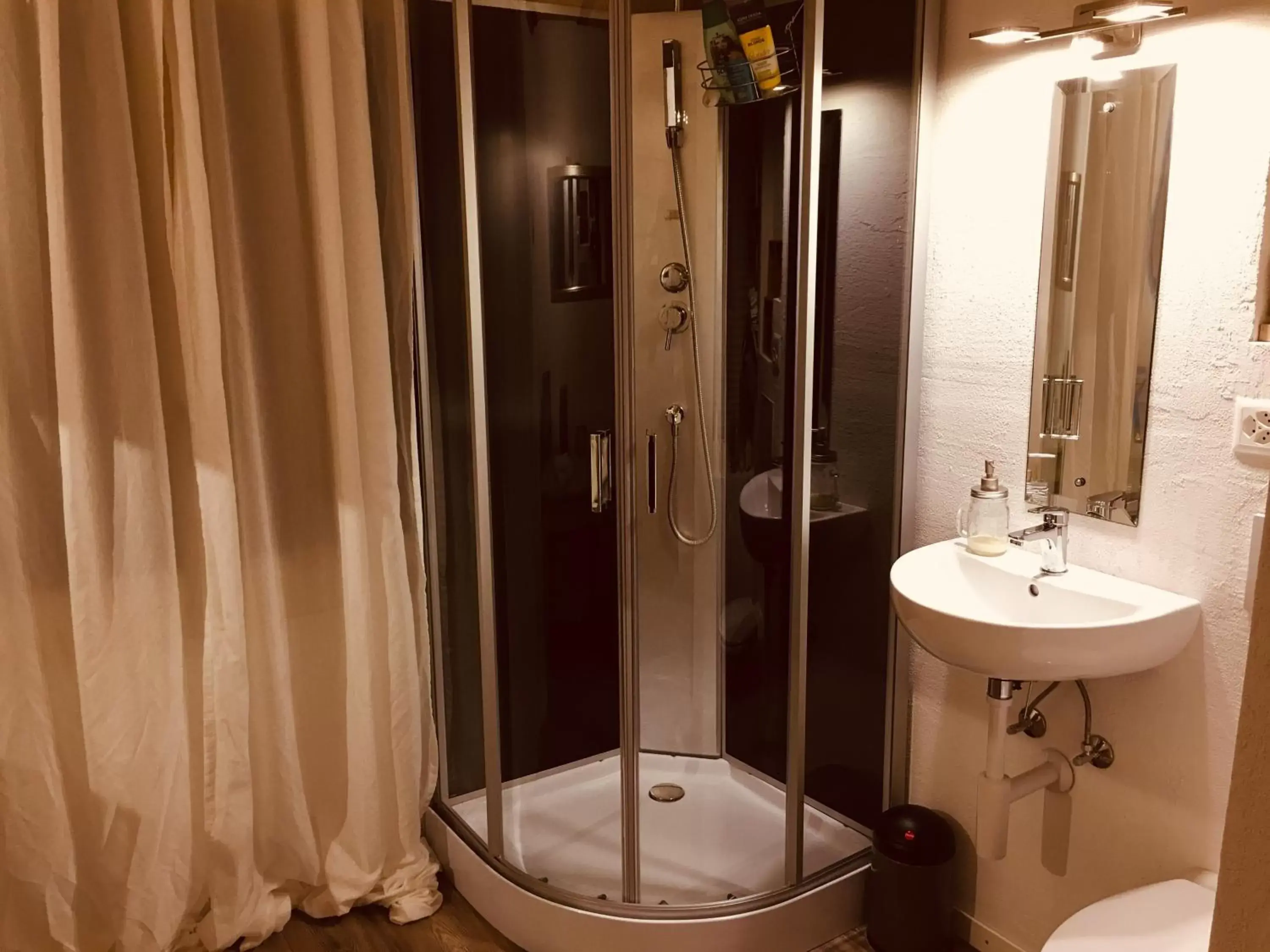 Shower, Bathroom in B&B Bären