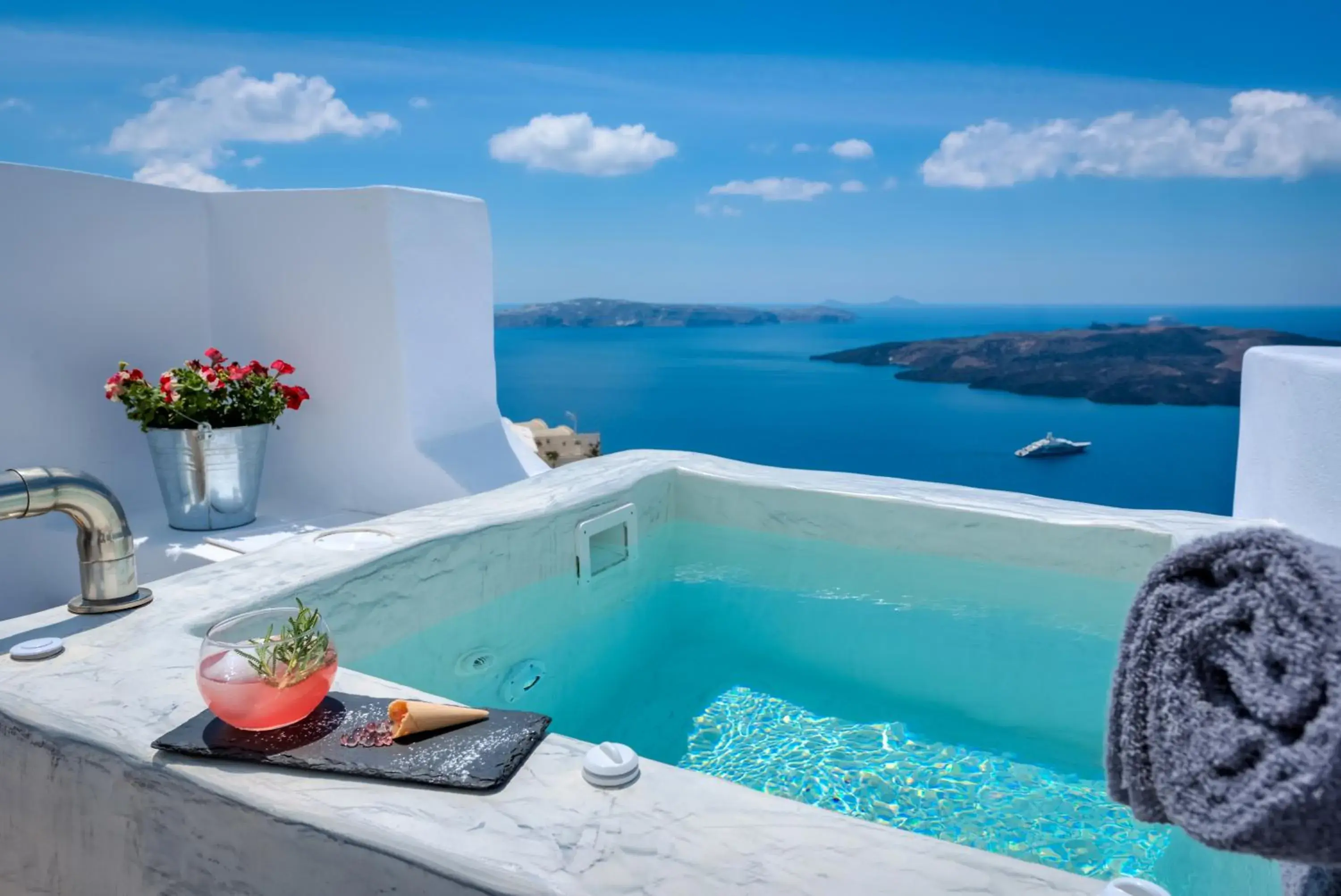 Balcony/Terrace, Swimming Pool in Modernity Suites