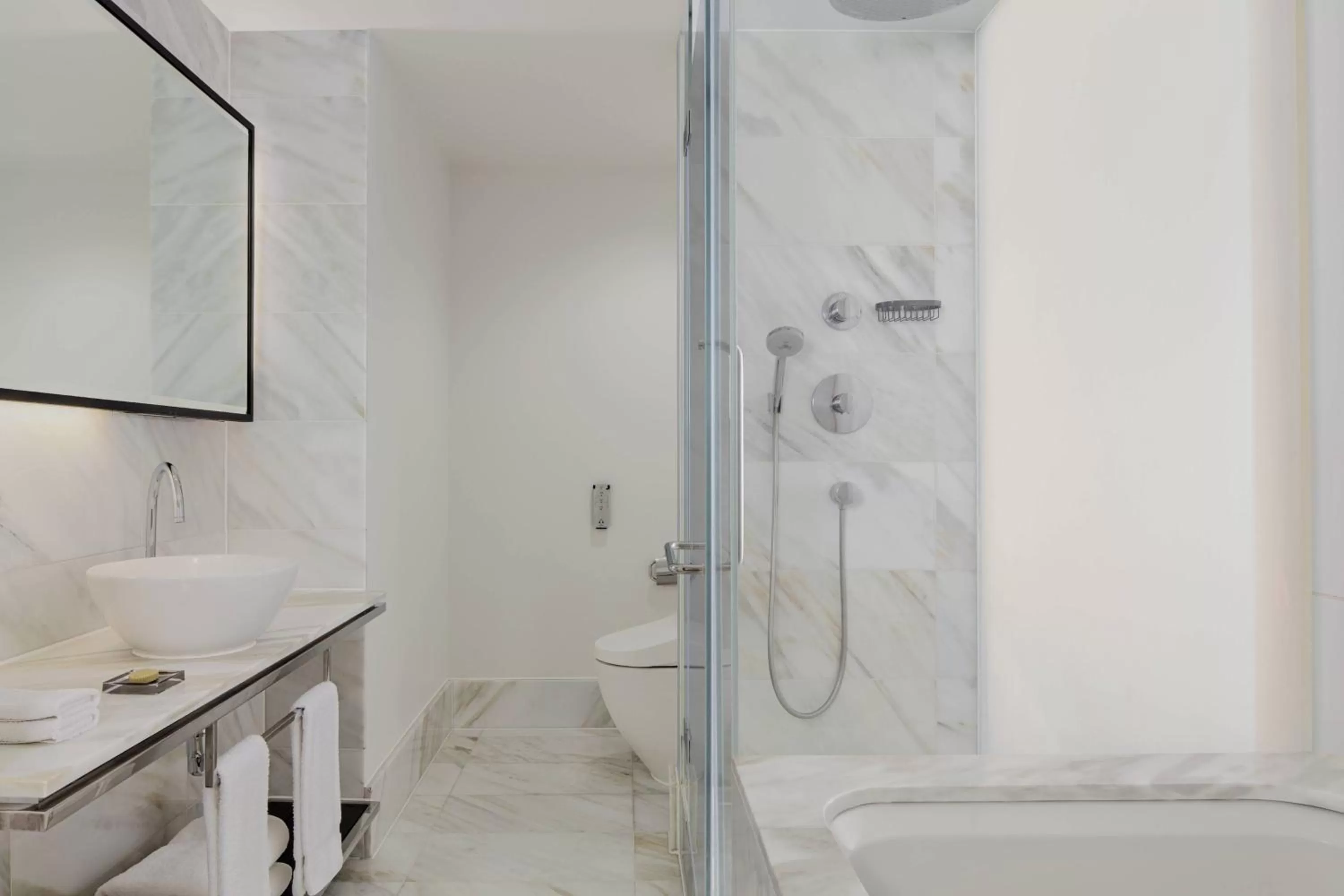 Bathroom in London Marriott Hotel Grosvenor Square