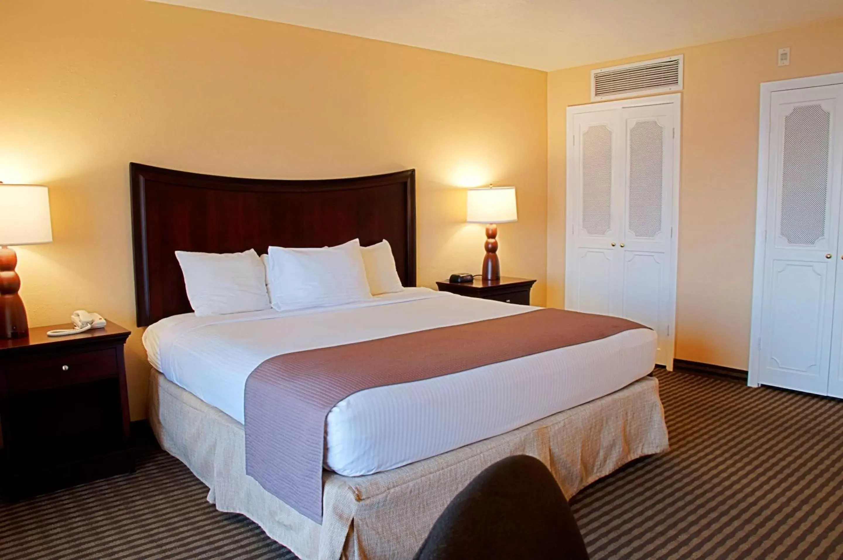 Photo of the whole room, Bed in Best Western Fort Myers Waterfront