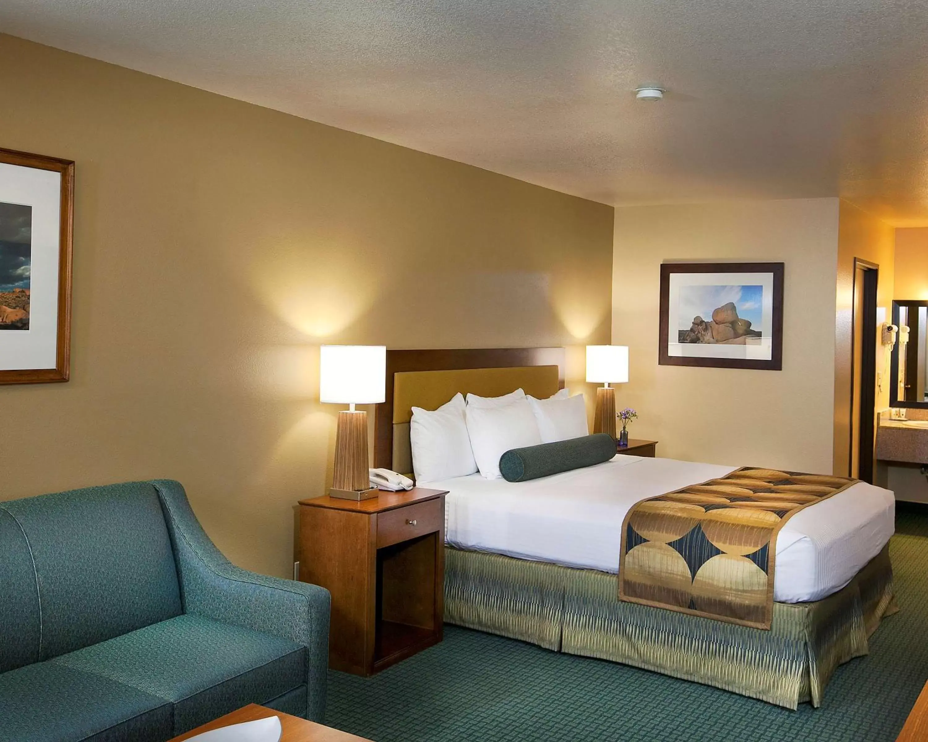 Photo of the whole room, Bed in Sure Stay Plus by Best Western Twentynine Palms Joshua Tree