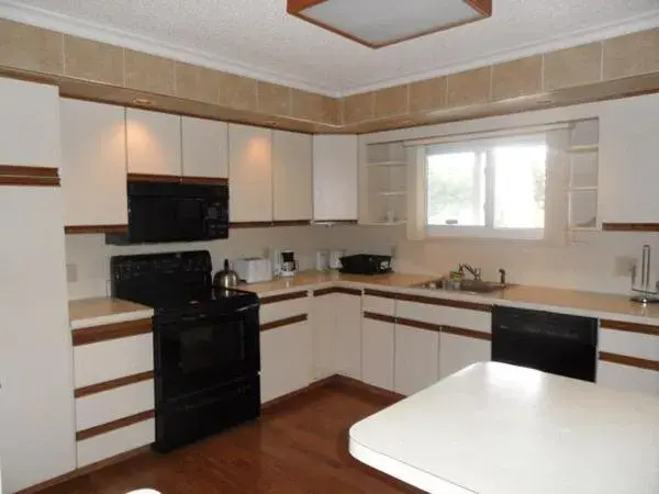 Kitchen/Kitchenette in Pinebrook Motel