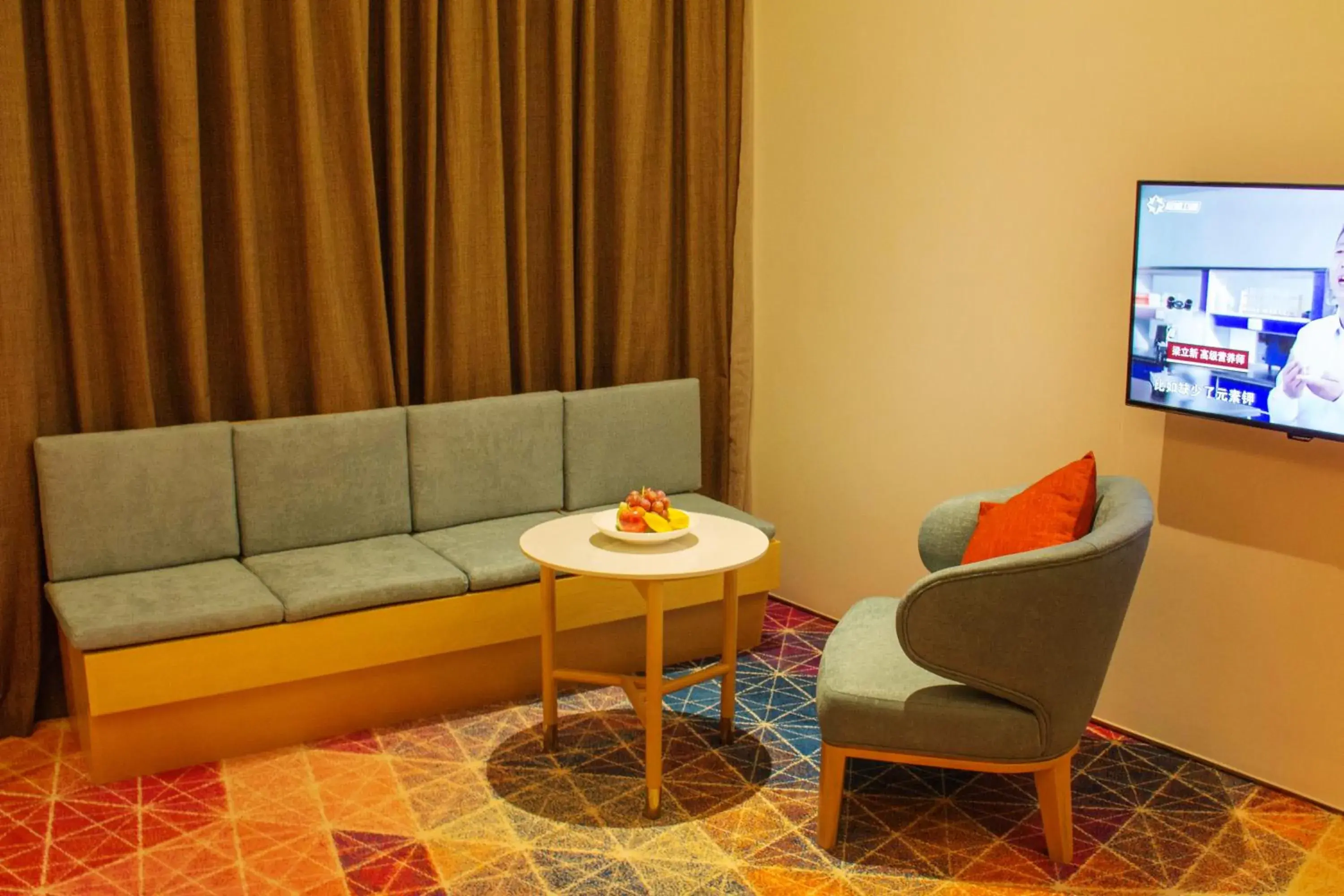 Photo of the whole room, Seating Area in Holiday Inn Express Shanghai Songjiang Fangta, an IHG Hotel
