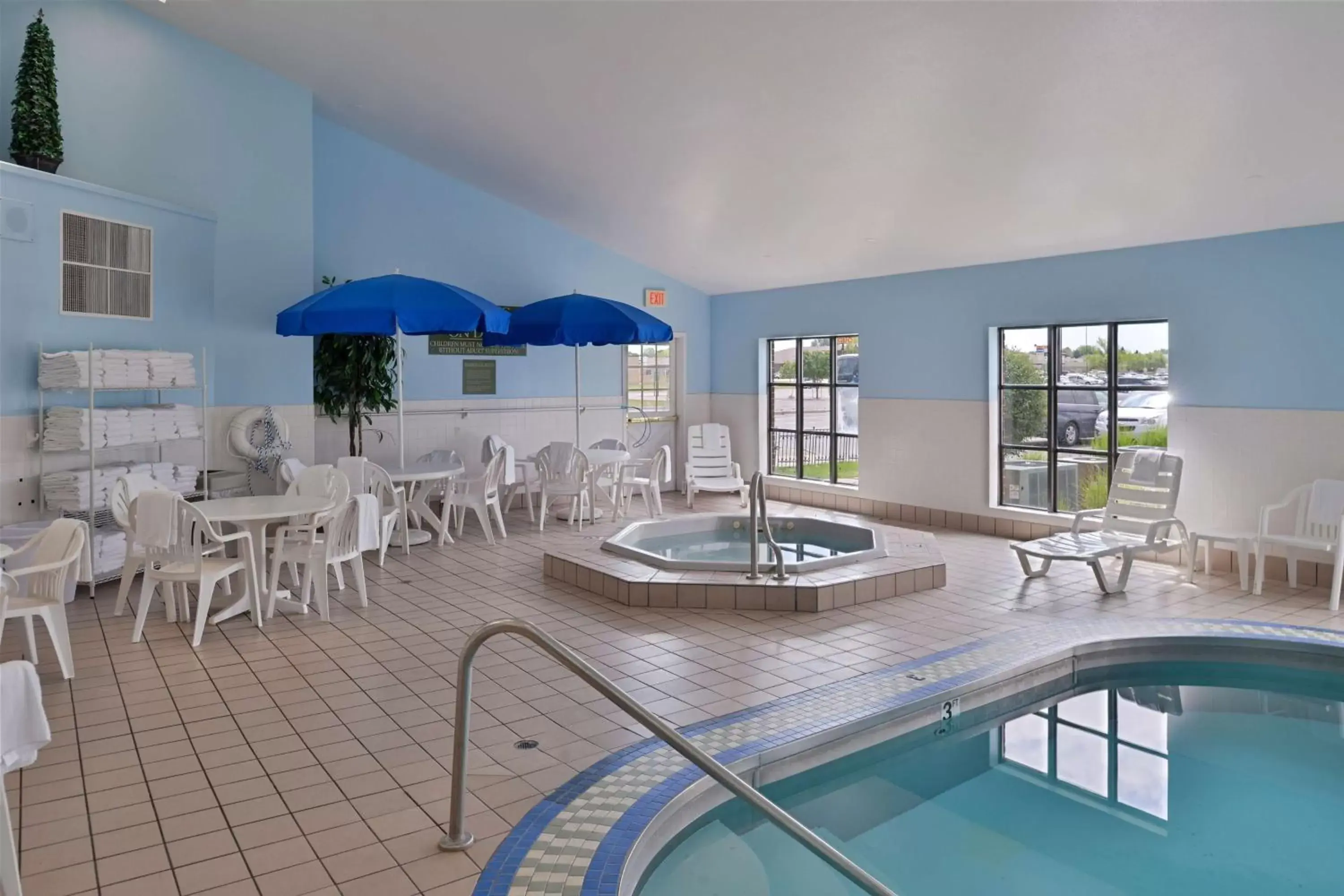 On site, Swimming Pool in Country Inn & Suites by Radisson, Fargo, ND