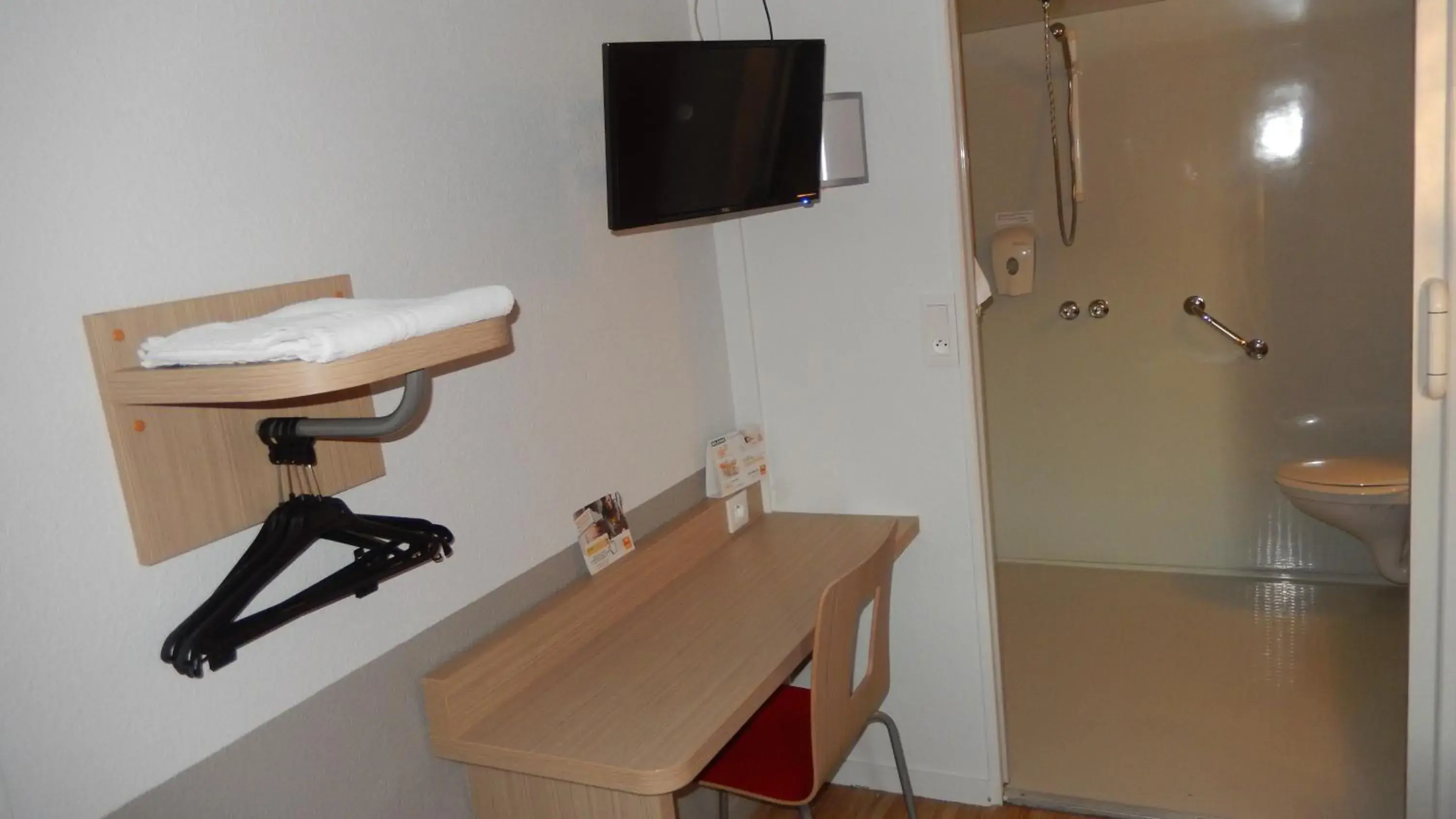 Toilet, TV/Entertainment Center in Premiere Classe Montbeliard - Sochaux