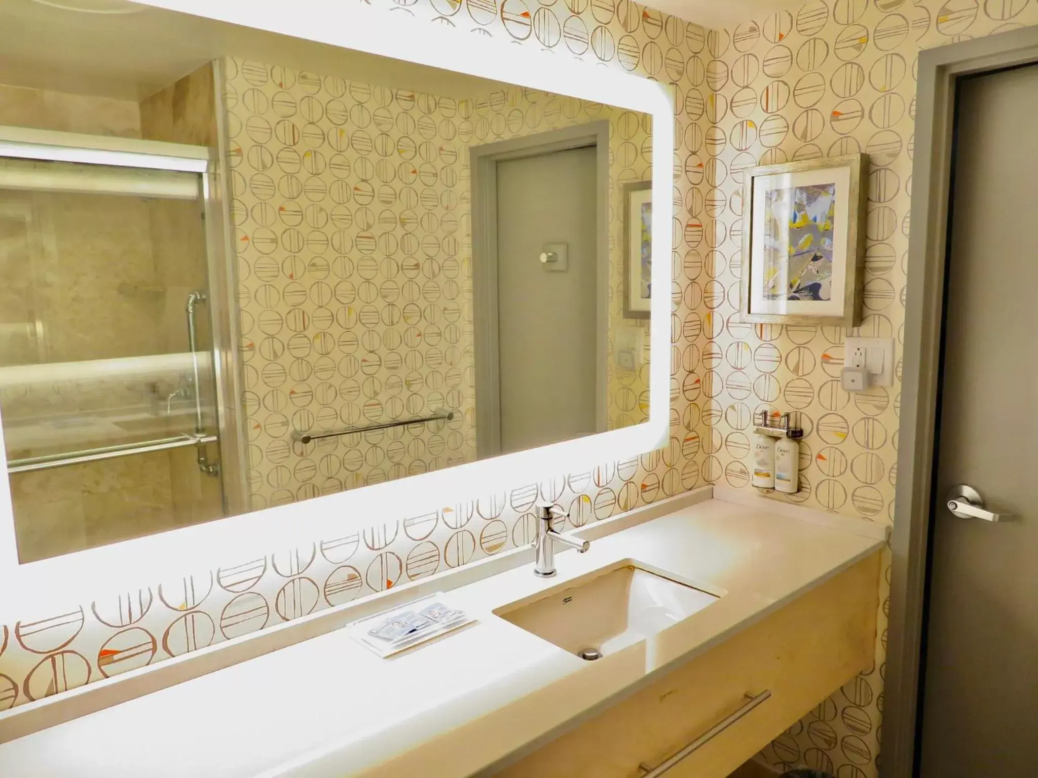 Photo of the whole room, Bathroom in Holiday Inn Montreal Longueuil, an IHG Hotel
