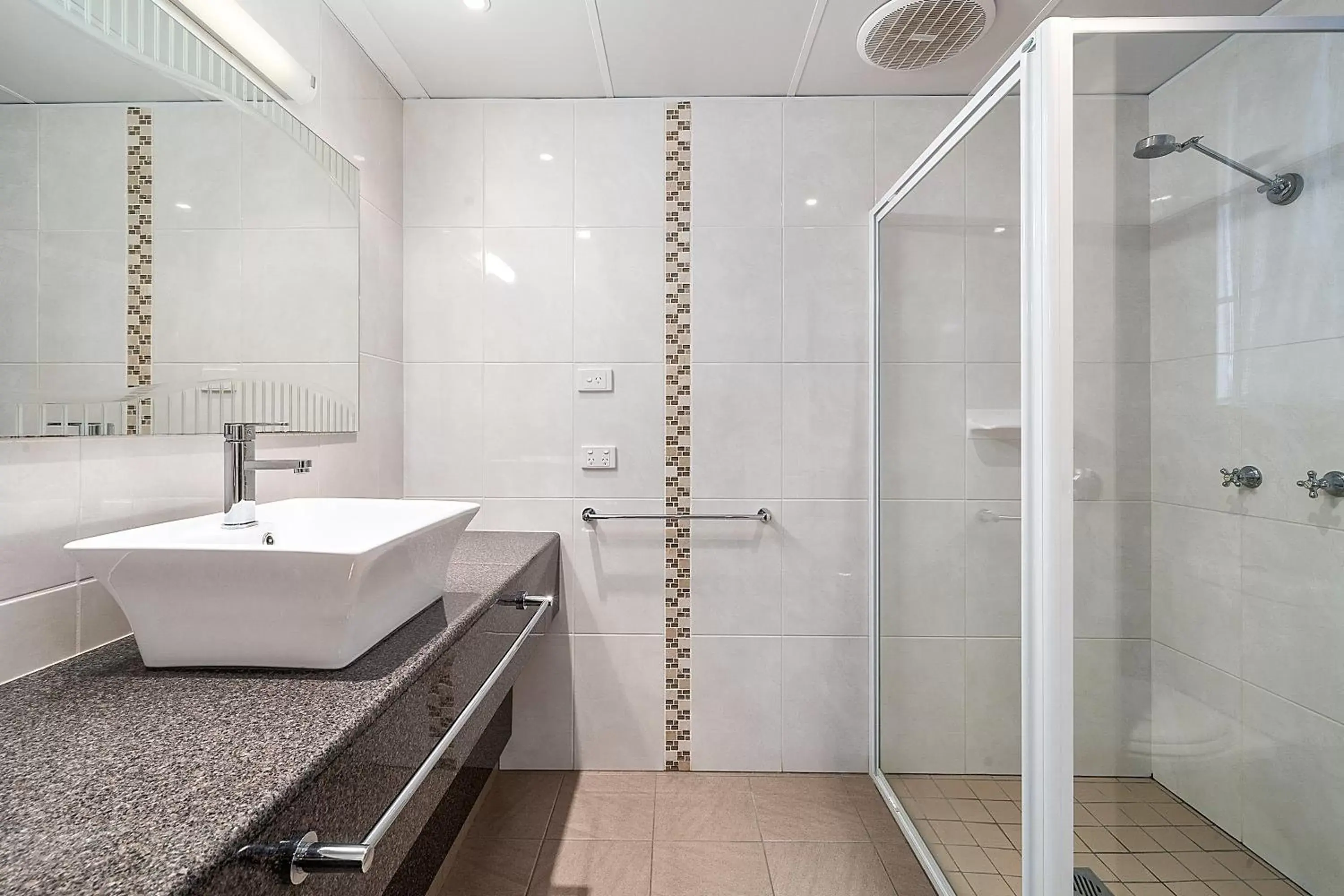 Bathroom in Comfort Inn Heritage Wagga