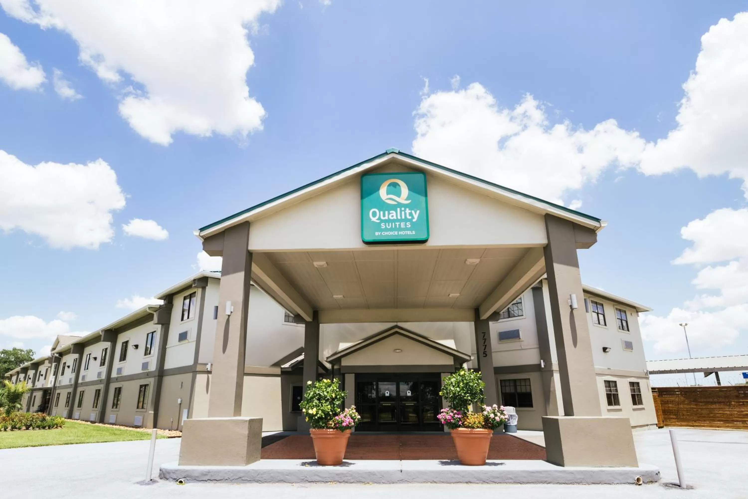 Property building in Quality Suites Houston Hobby Airport