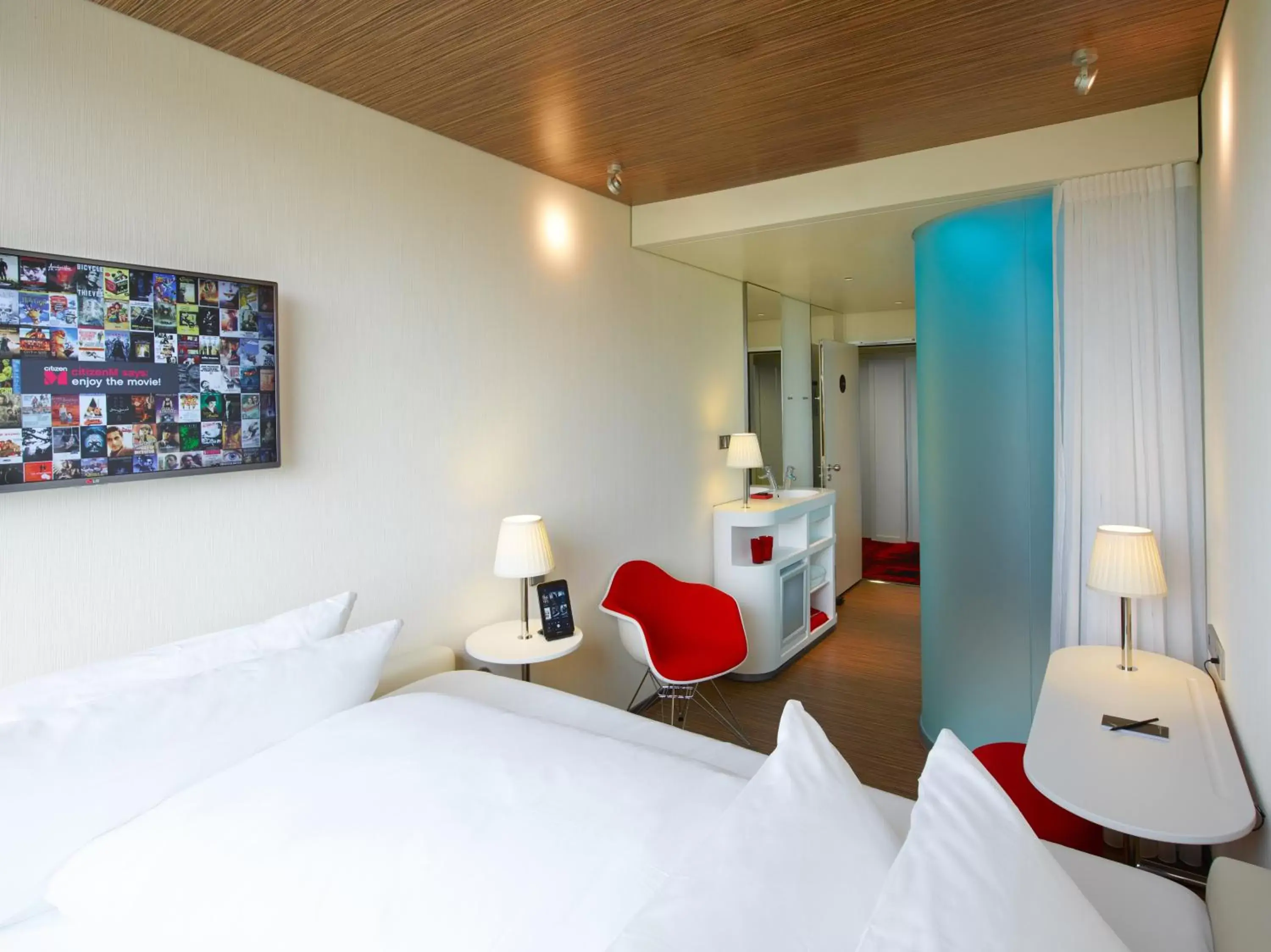 Photo of the whole room, Bed in citizenM Paris Charles de Gaulle Airport