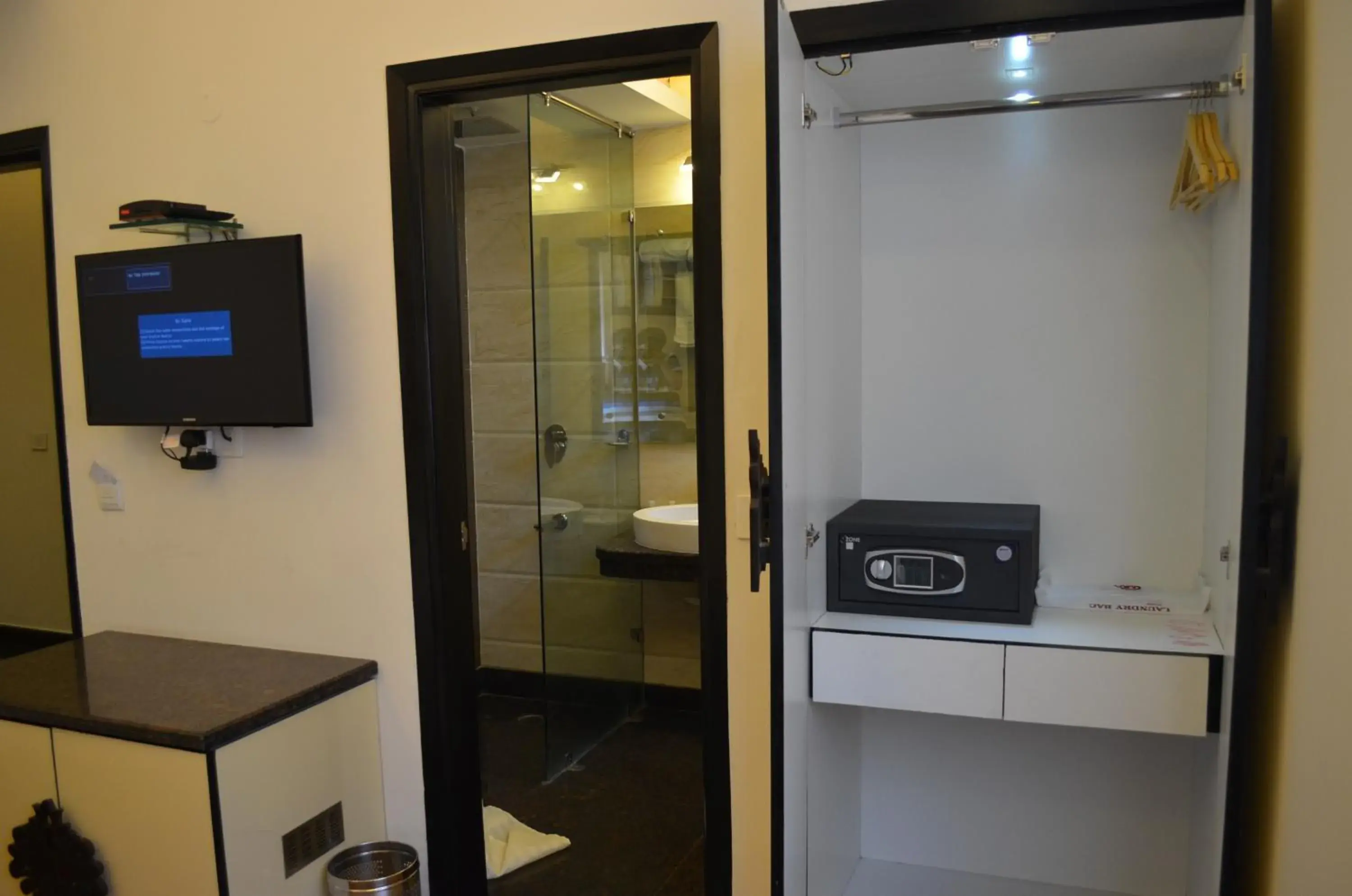 Bathroom, TV/Entertainment Center in Hotel Metro View