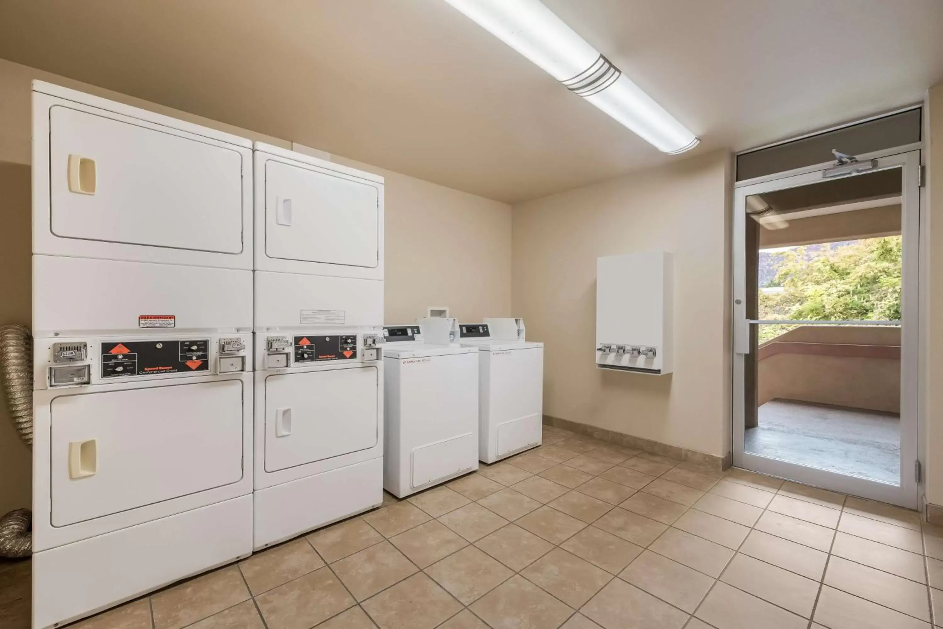 Property building, Kitchen/Kitchenette in Best Western Town and Country Inn