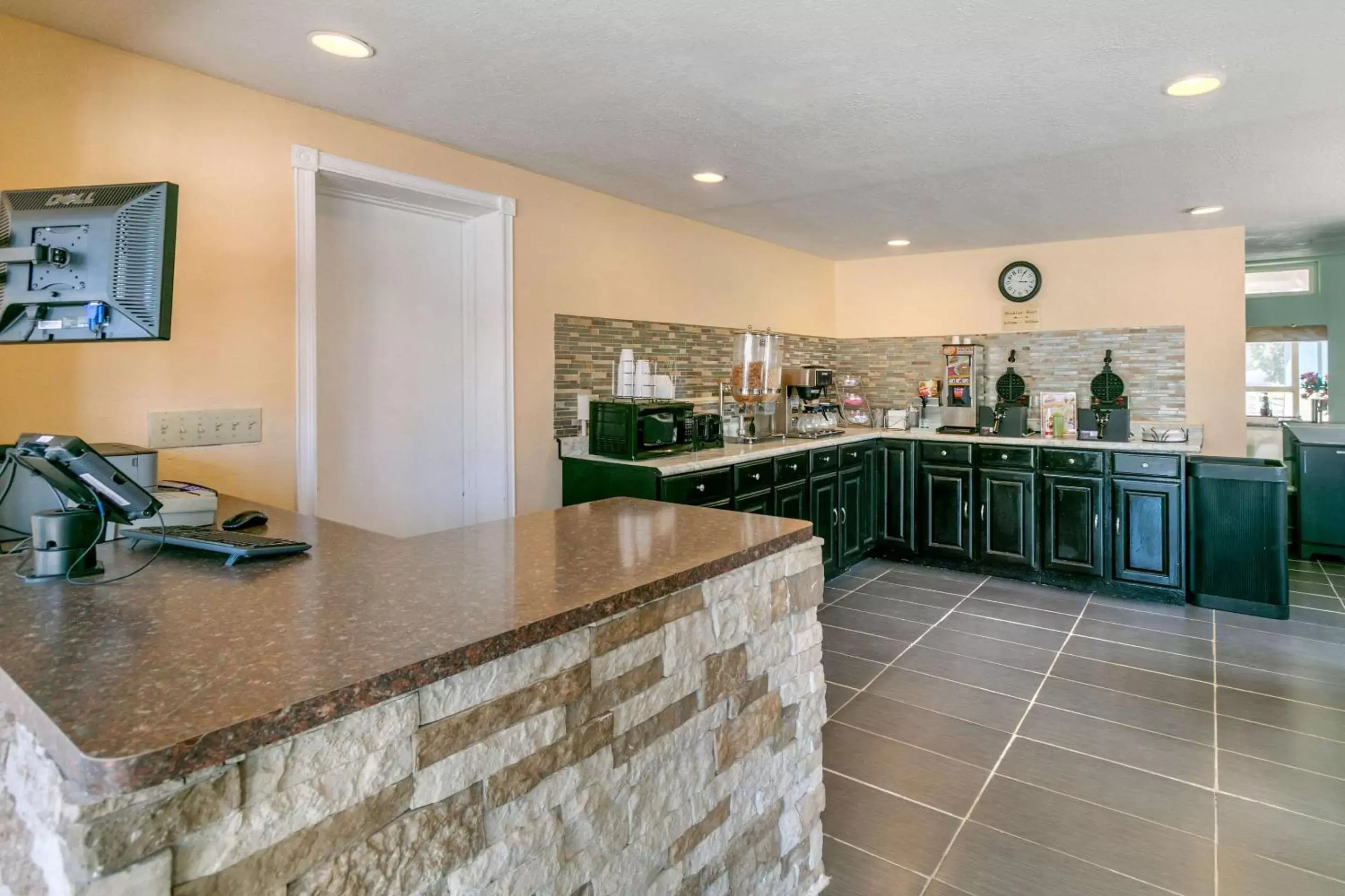 Lobby or reception, Kitchen/Kitchenette in Rodeway Inn Rawlins