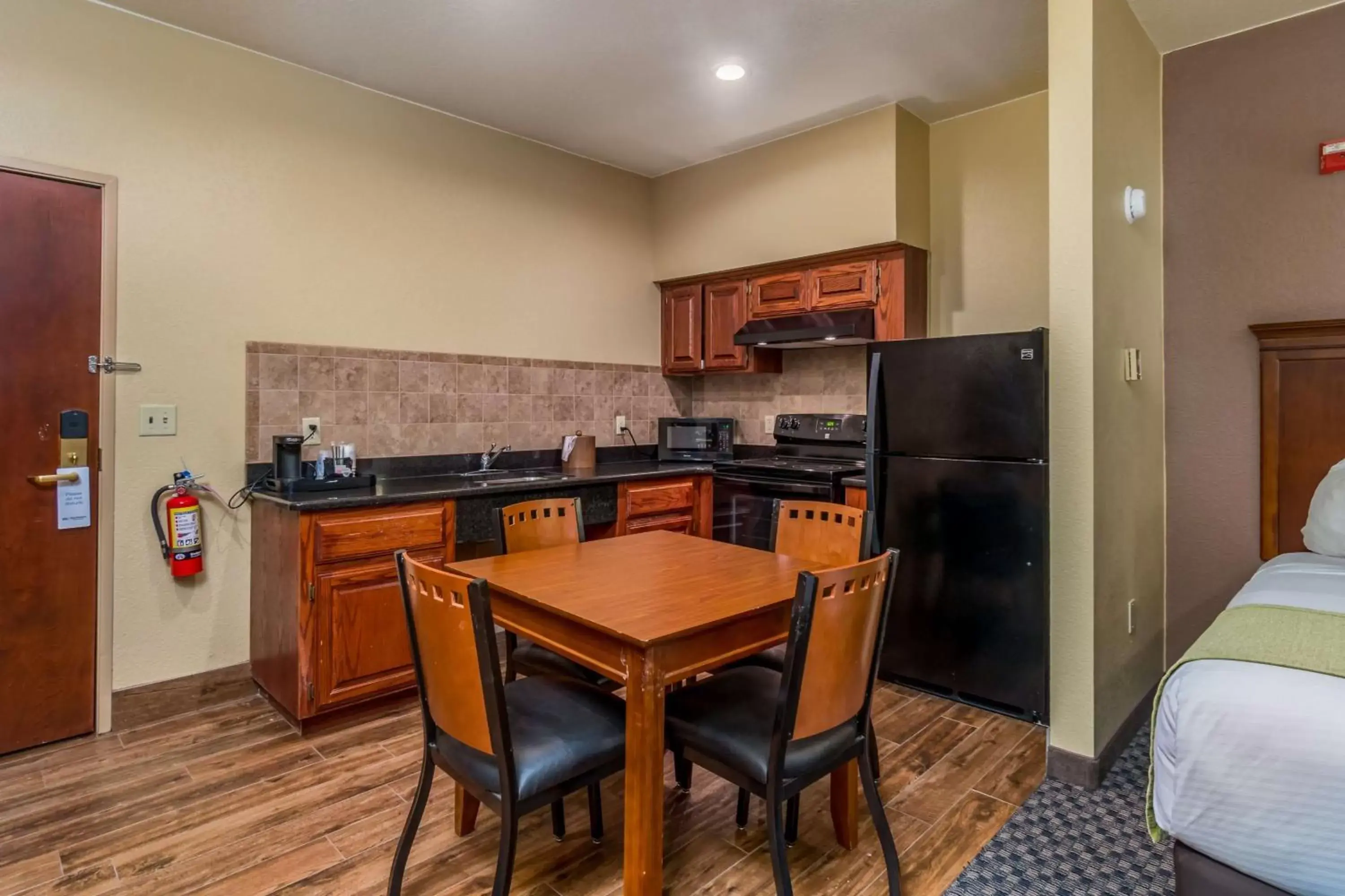 Photo of the whole room, Kitchen/Kitchenette in Best Western Plus Shamrock Inn & Suites