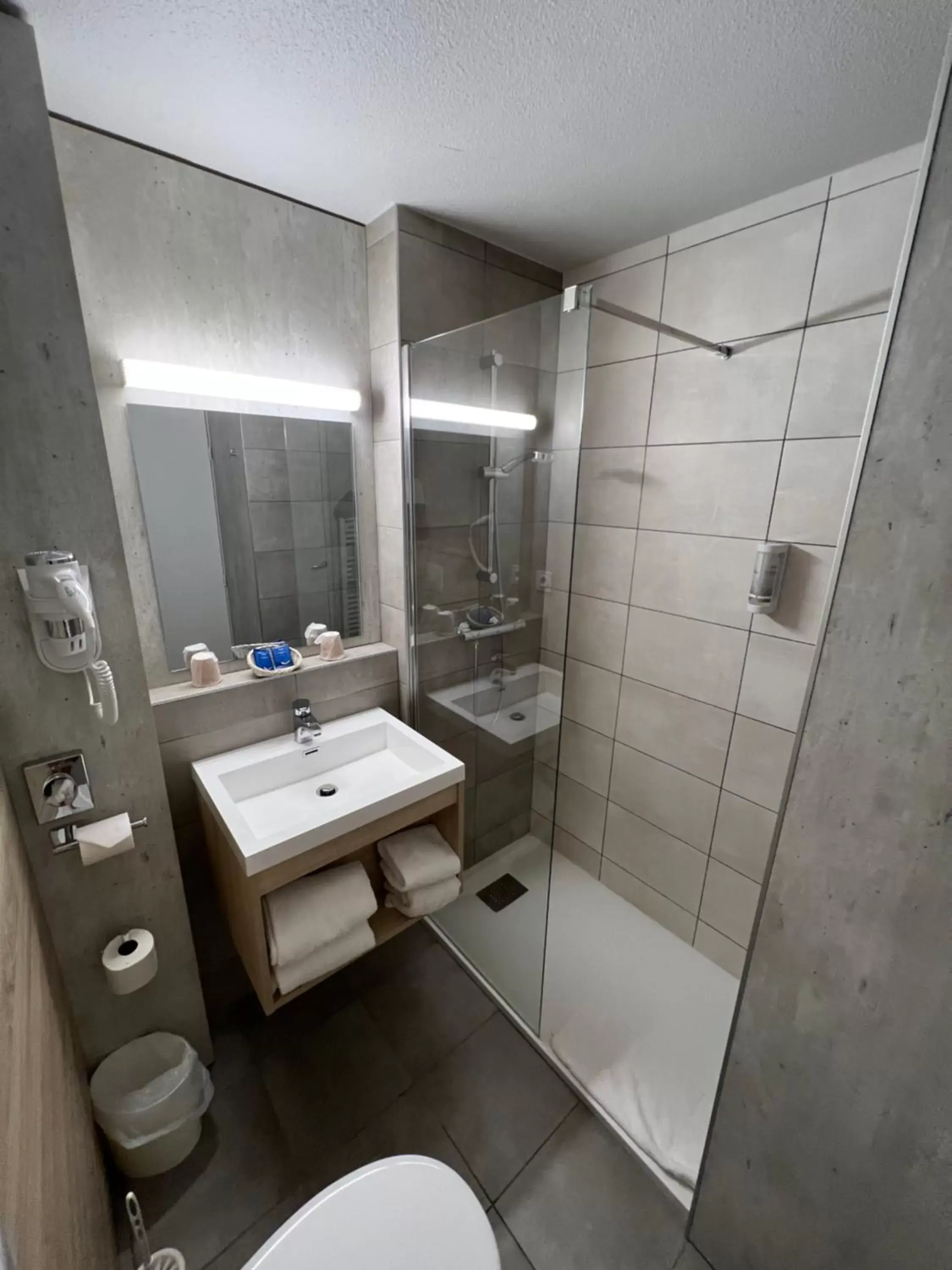 Shower, Bathroom in Brit Hotel Landivisiau