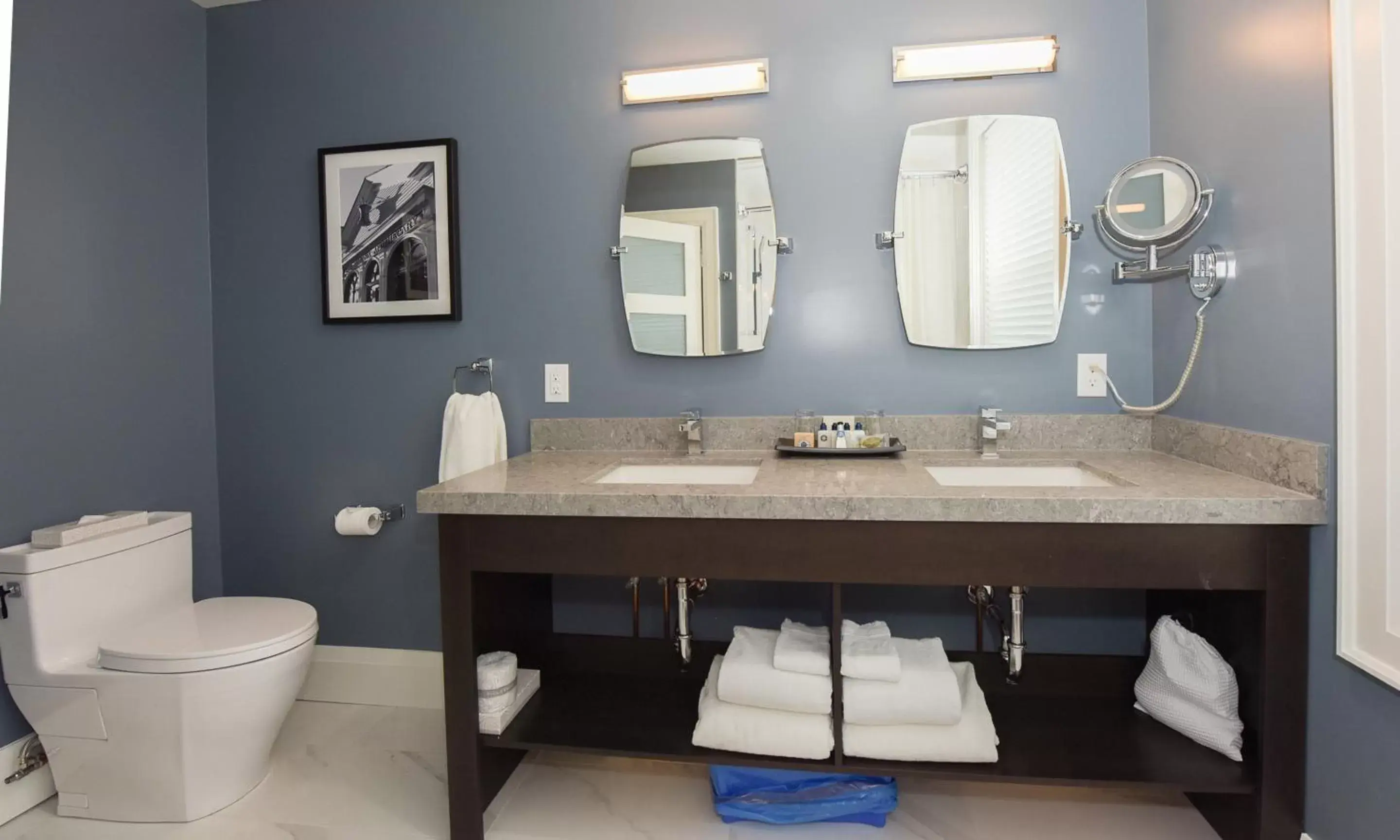 Toilet, Bathroom in 124 on Queen Hotel & Spa