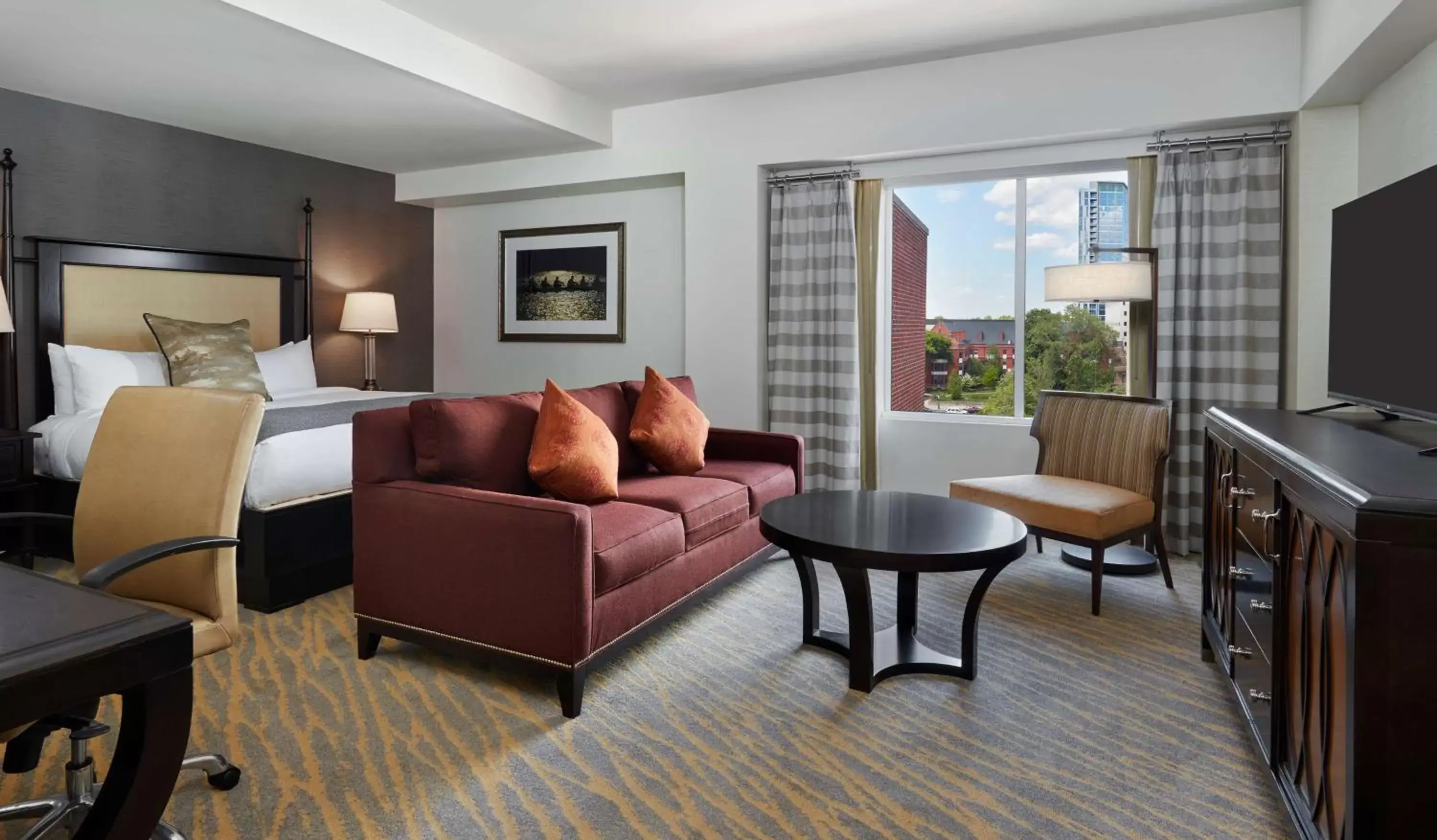 Living room, Seating Area in The Inn at Penn, A Hilton Hotel