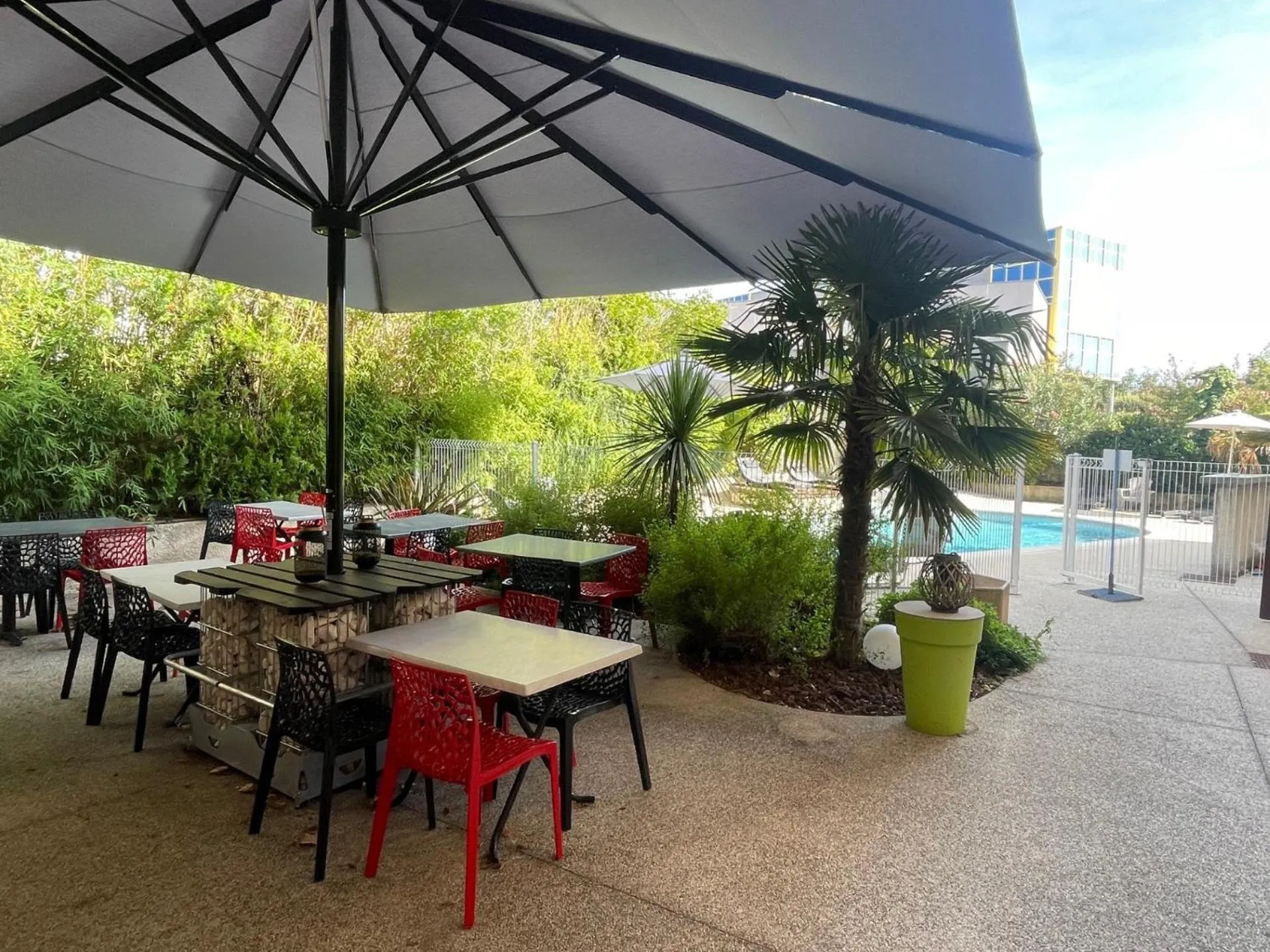 Patio in Hotel The Originals Romans-sur-Isère Le Clos des Tanneurs