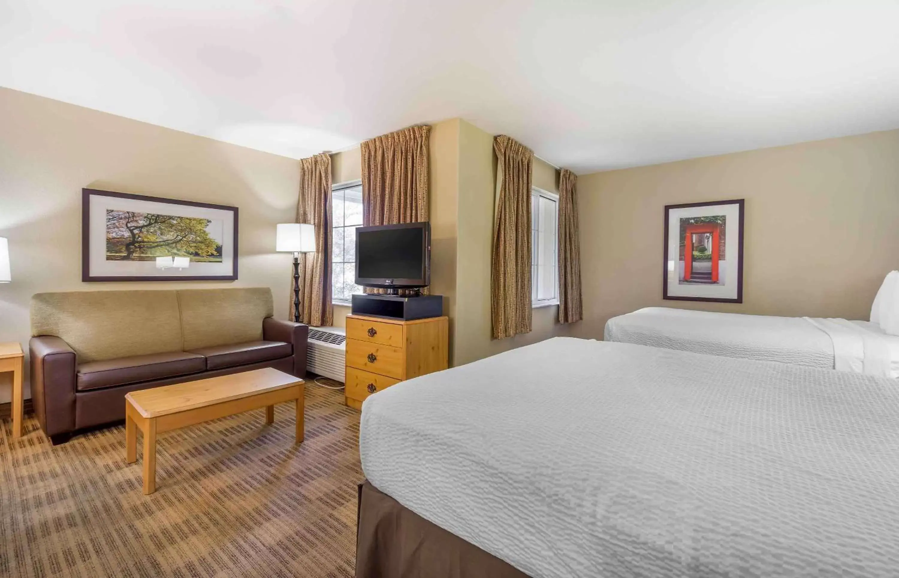 Bedroom, TV/Entertainment Center in Extended Stay America Suites - Seattle - Bothell - Canyon Park