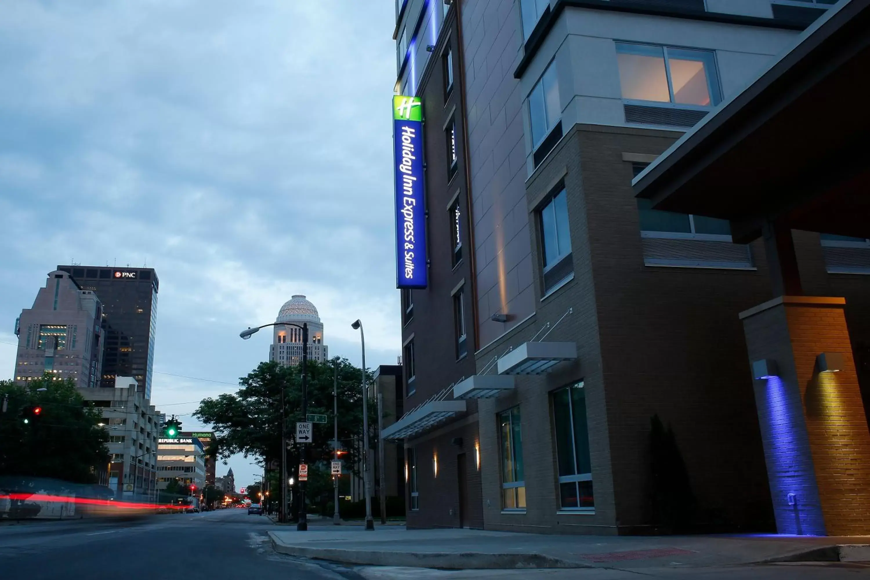 Property Building in Holiday Inn Express & Suites Downtown Louisville, an IHG Hotel