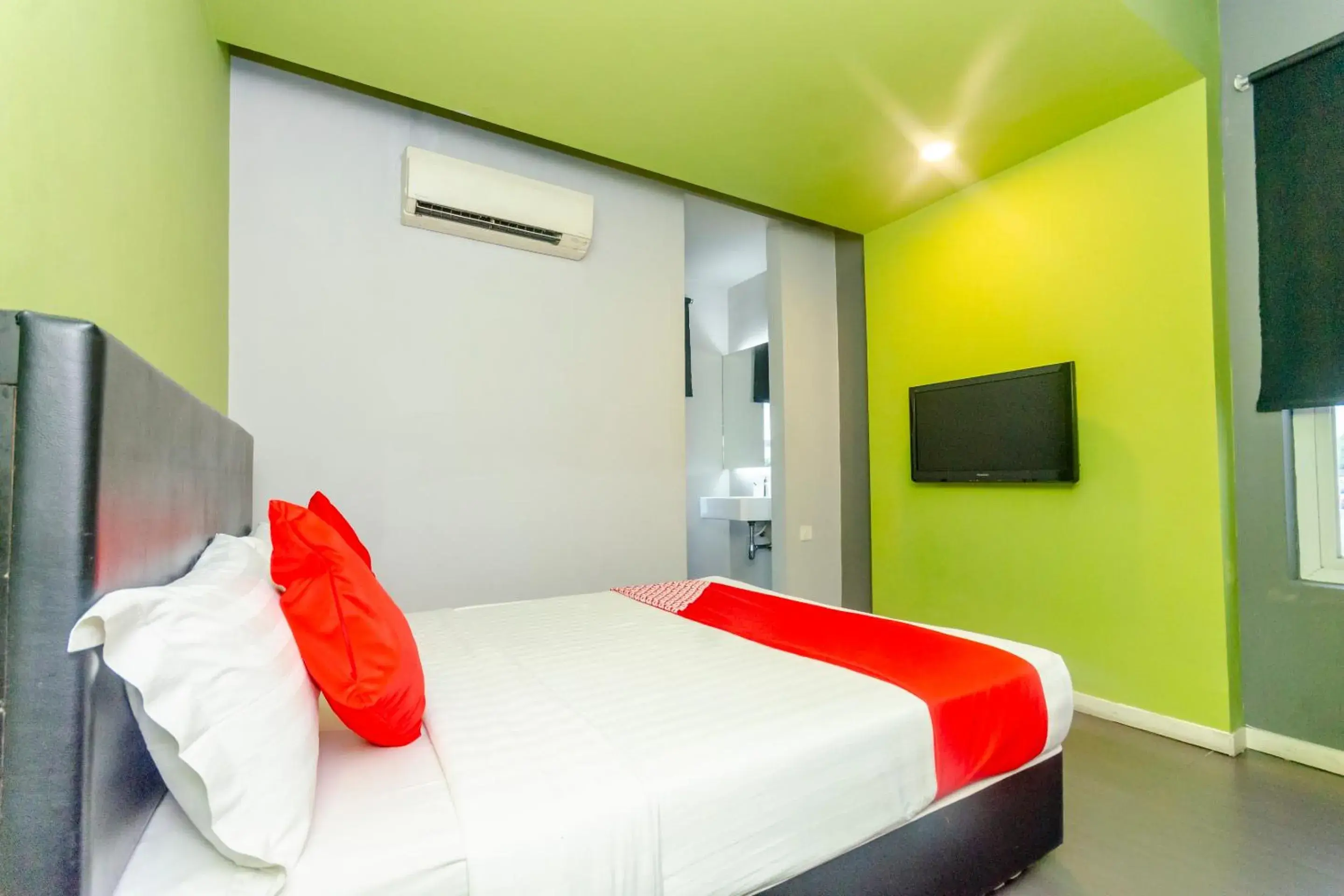 Bedroom, Bed in OYO 902 Rooms Boutique Hotel