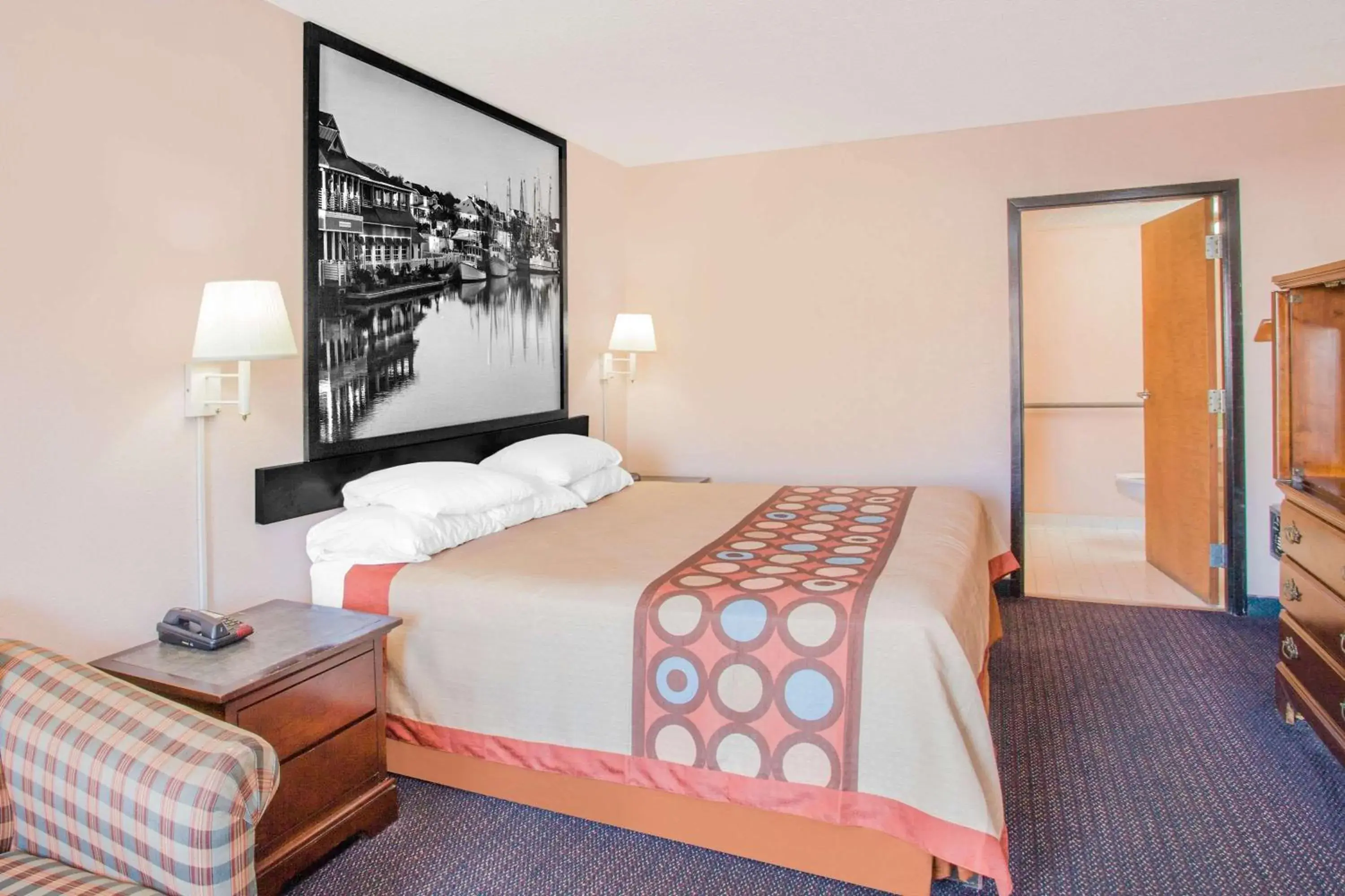 Photo of the whole room, Bed in Super 8 by Wyndham Columbia