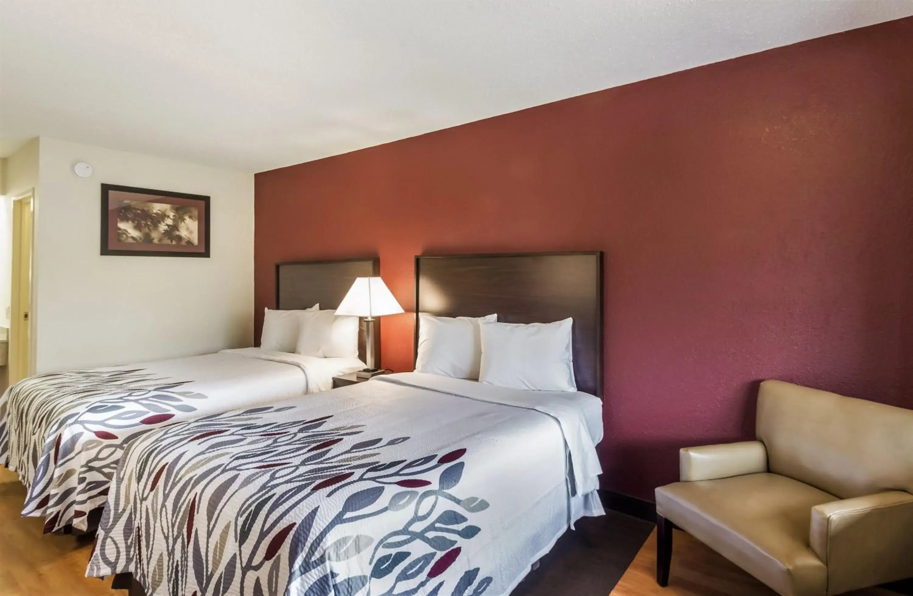 Photo of the whole room, Bed in Red Roof Inn Detroit - Troy