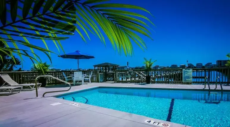 Swimming Pool in Harbor Inn