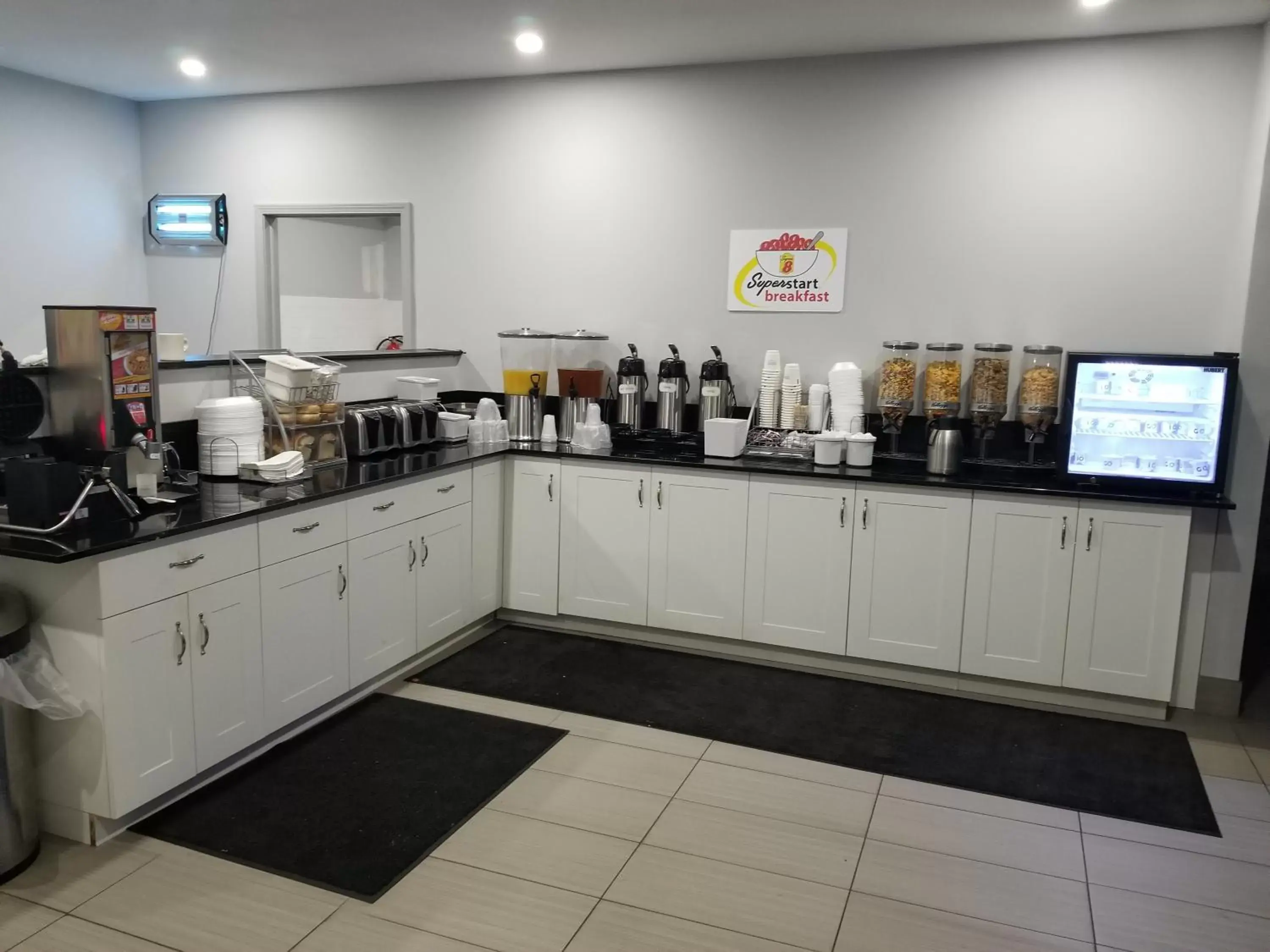 Breakfast in Super 8 by Wyndham Windsor/Dougall Breakfast in Super 8 by Wyndham Windsor/Dougall