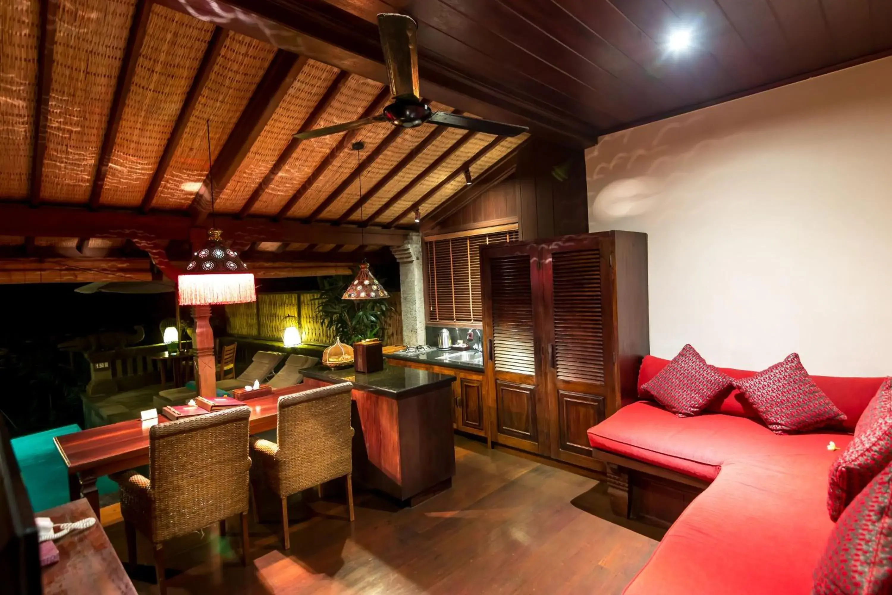 Kitchen or kitchenette, Lounge/Bar in Bidadari Private Villas & Retreat