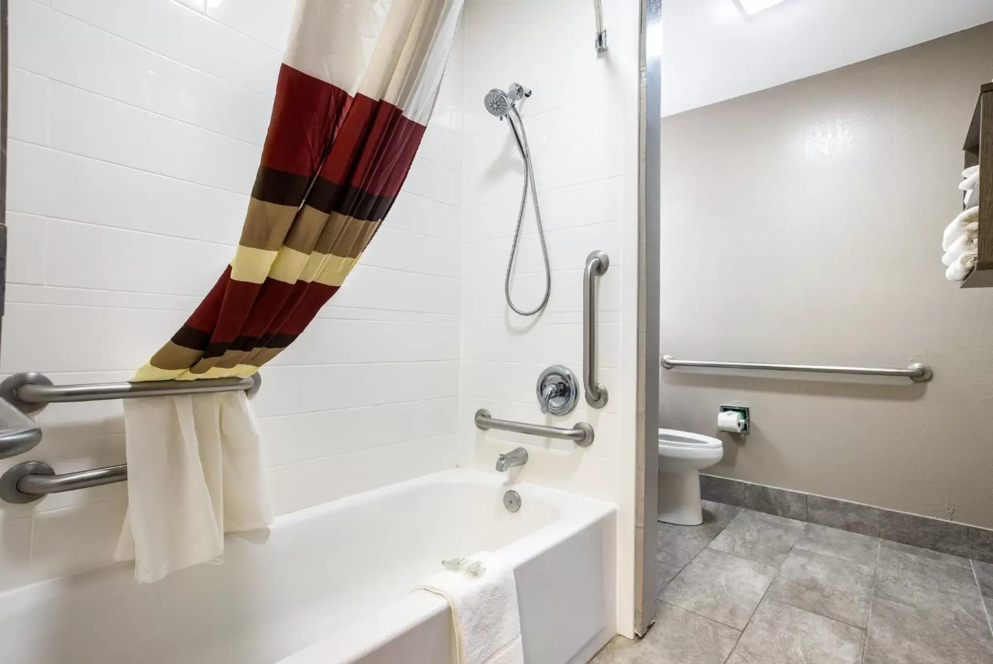Bathroom in Red Roof Inn PLUS+ & Suites Savannah – I-95
