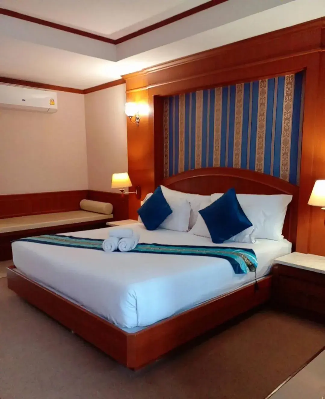 Property building, Bed in The Lion King Hotel Udonthani