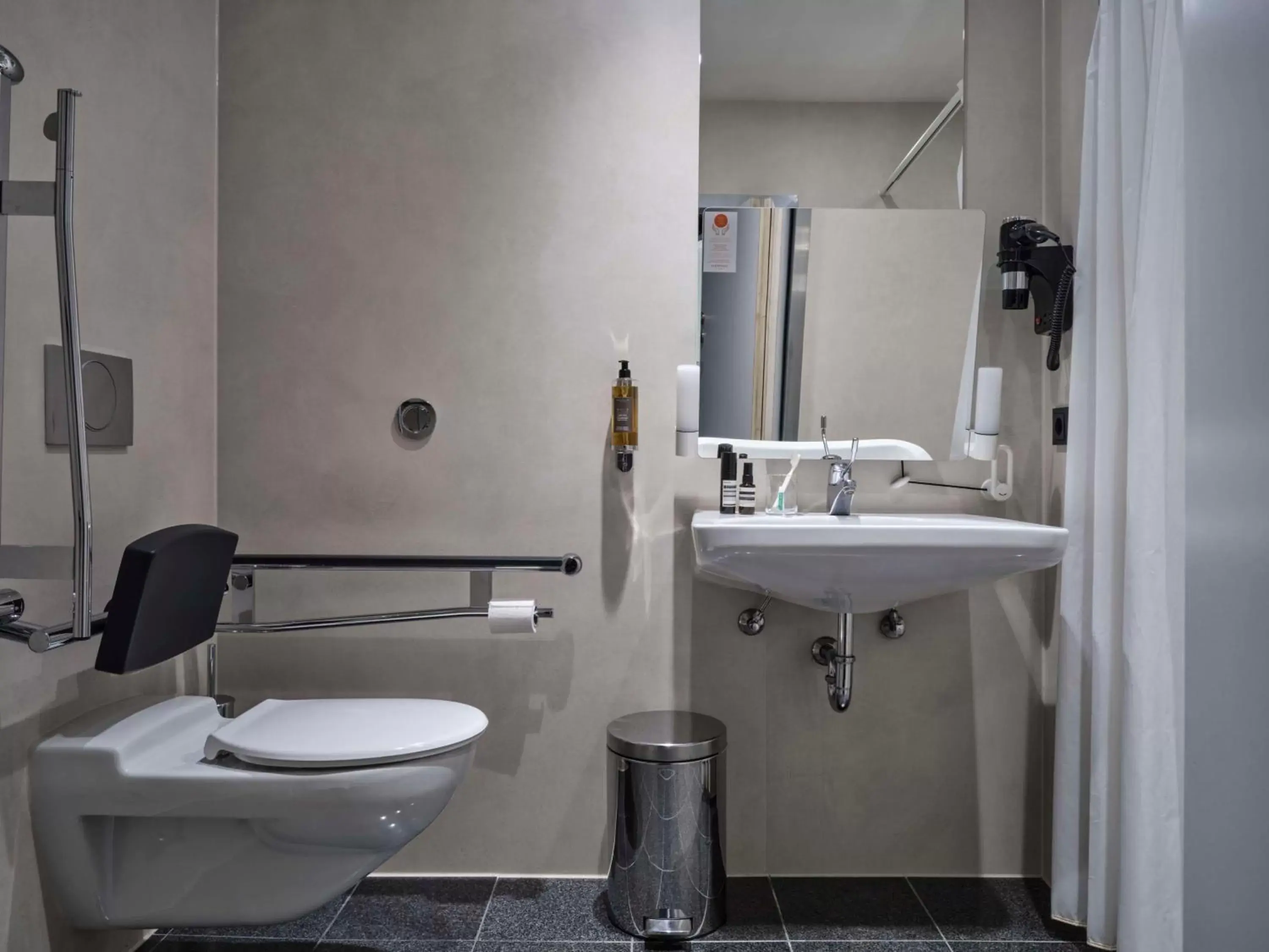 Bathroom in Fleming's Express Hotel Frankfurt - former IntercityHotel Frankfurt