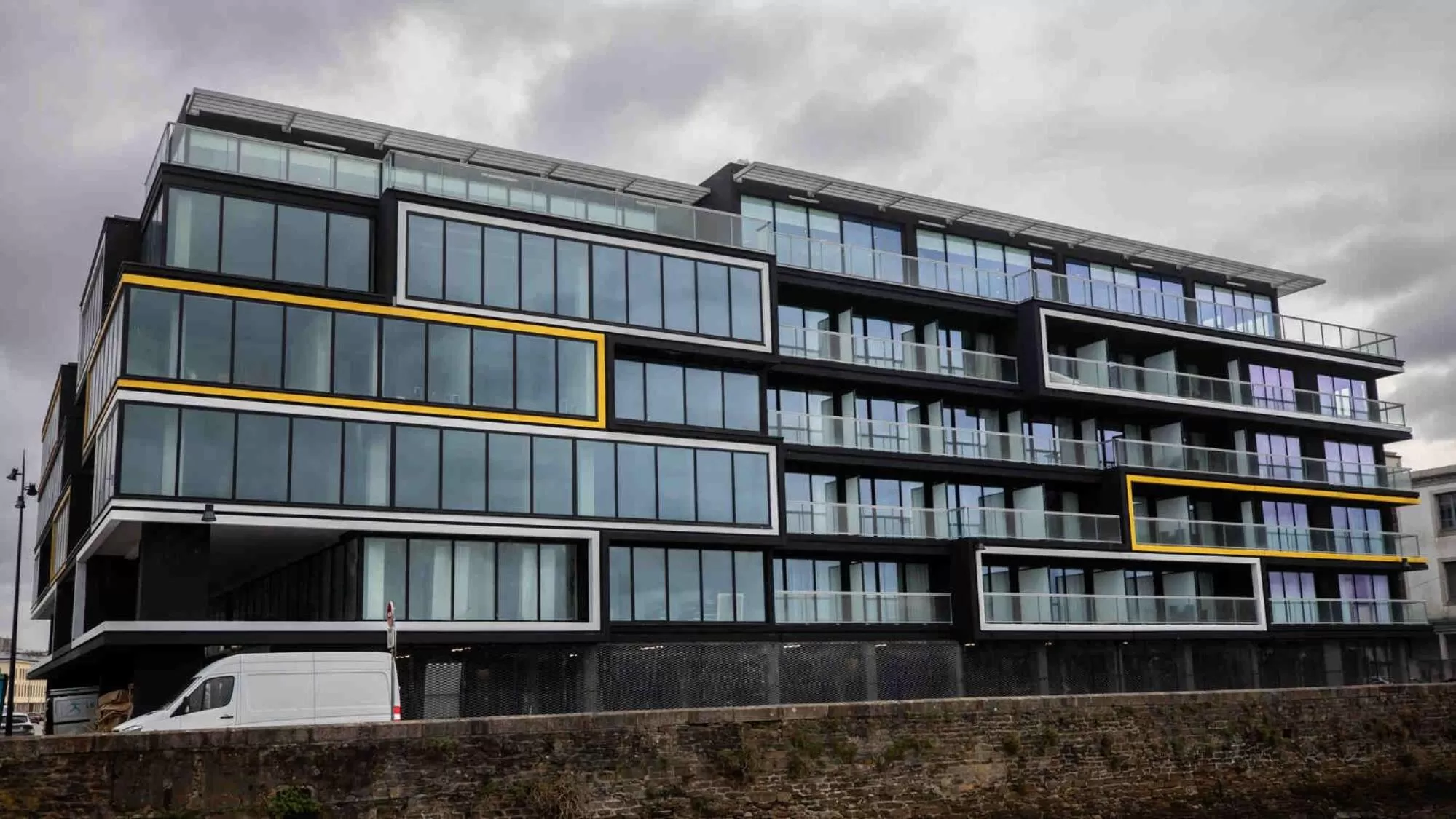 Property building in Le Barracuda & Spa, Centre Port, pieds dans l'eau, vue mer