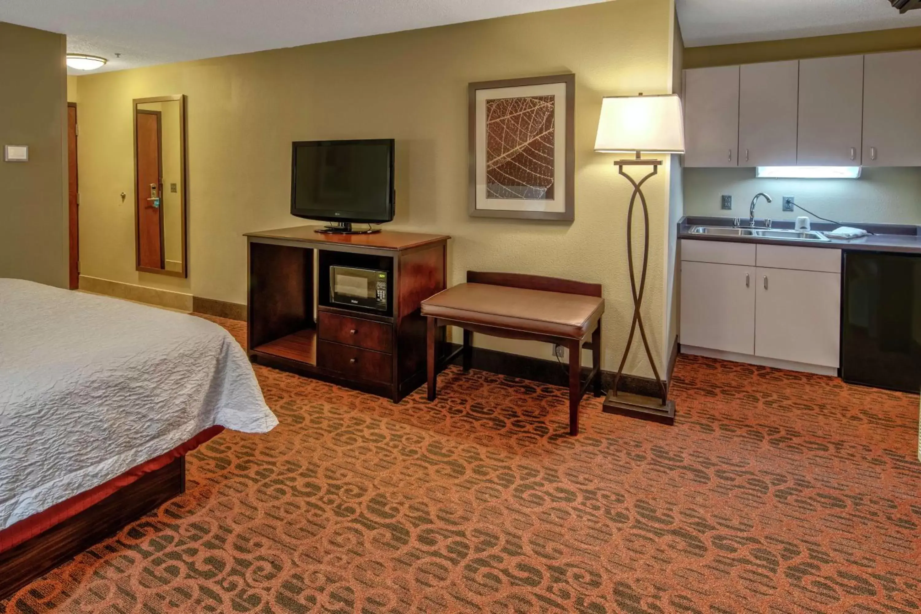 Bedroom, TV/Entertainment Center in Hampton Inn Ashland