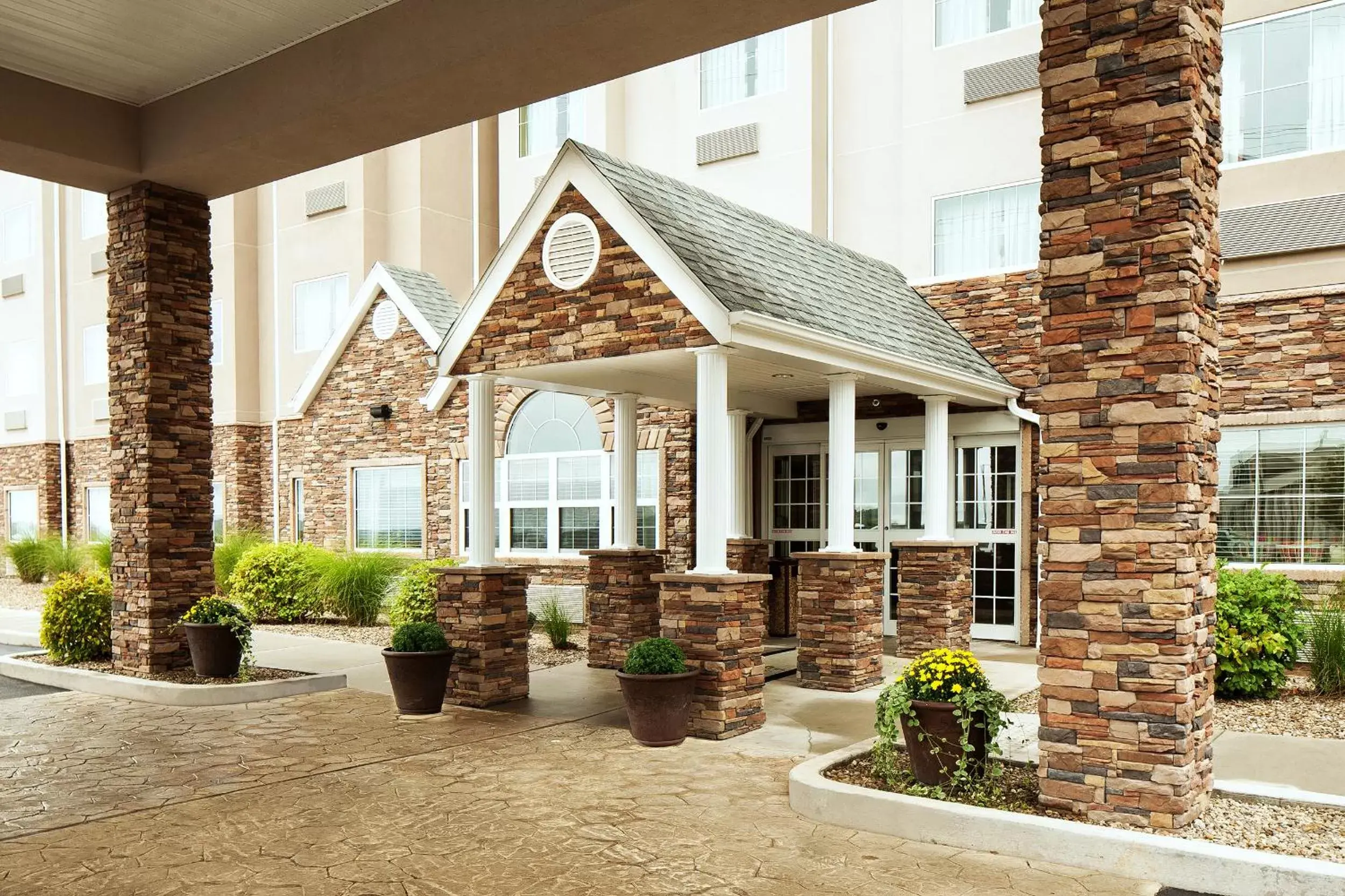 Facade/entrance, Property Building in Microtel Inn & Suites by Wyndham Wheeling at The Highlands