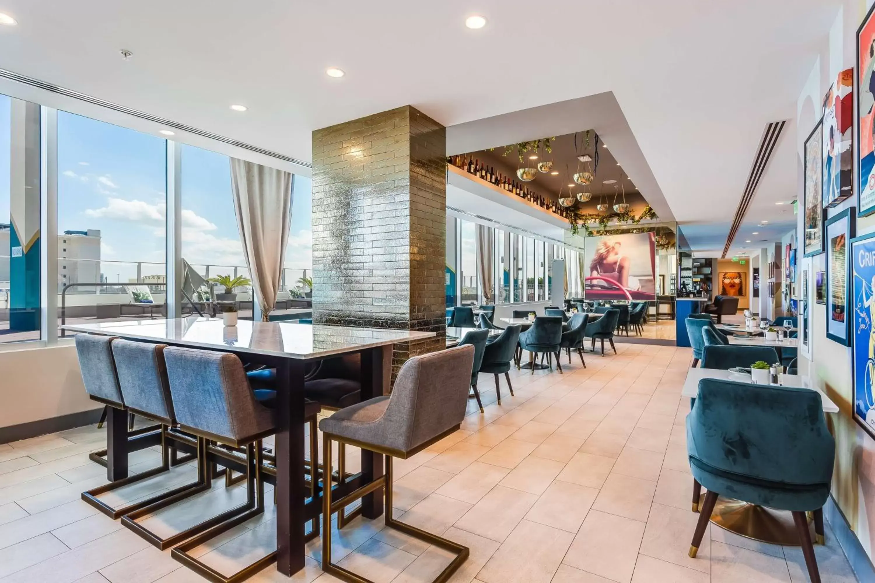 Lounge or bar, Restaurant/Places to Eat in SERENA Hotel Aventura Miami, Tapestry Collection by Hilton