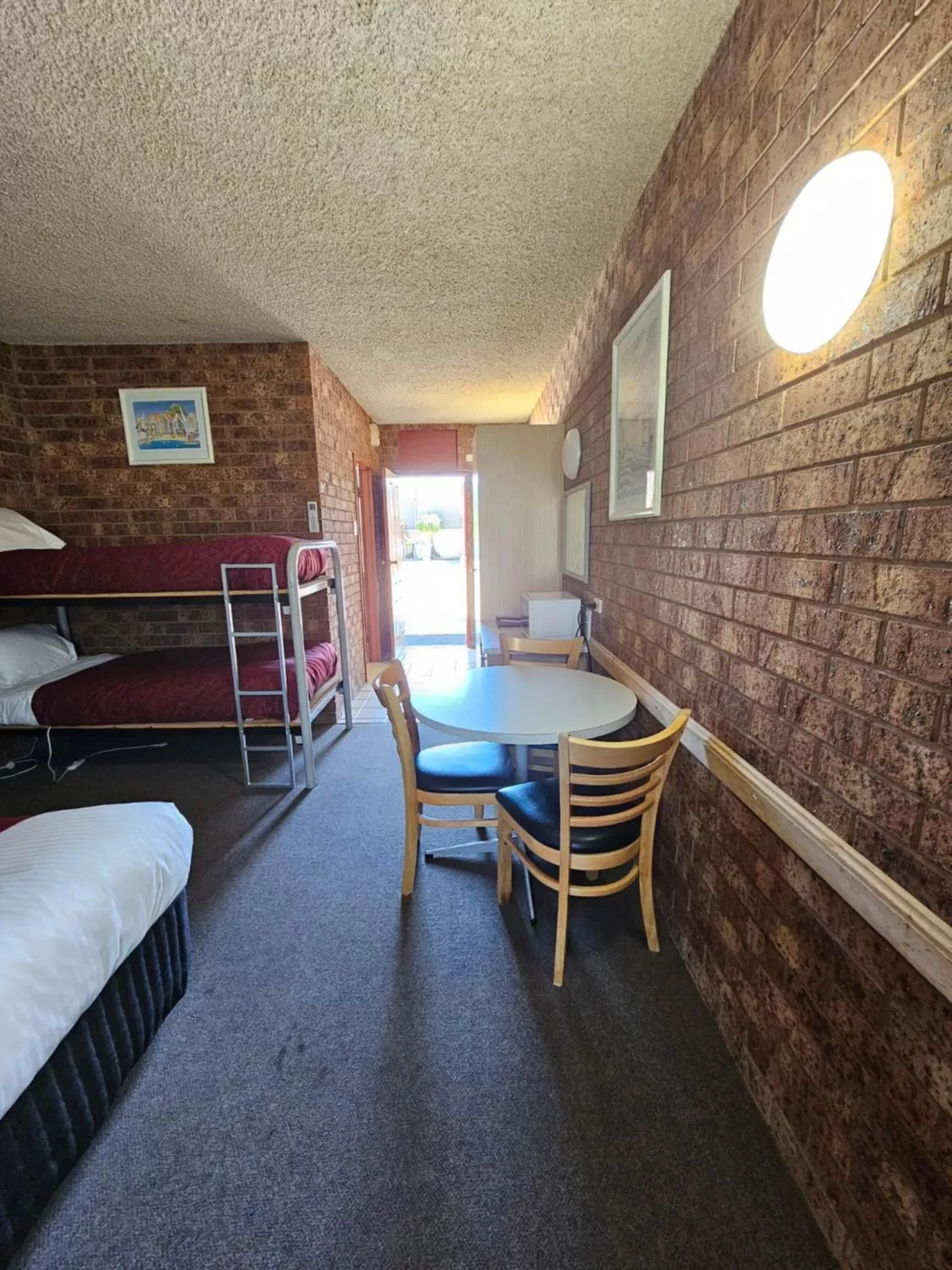 Living room, Bed in Courtyard Motor Inn