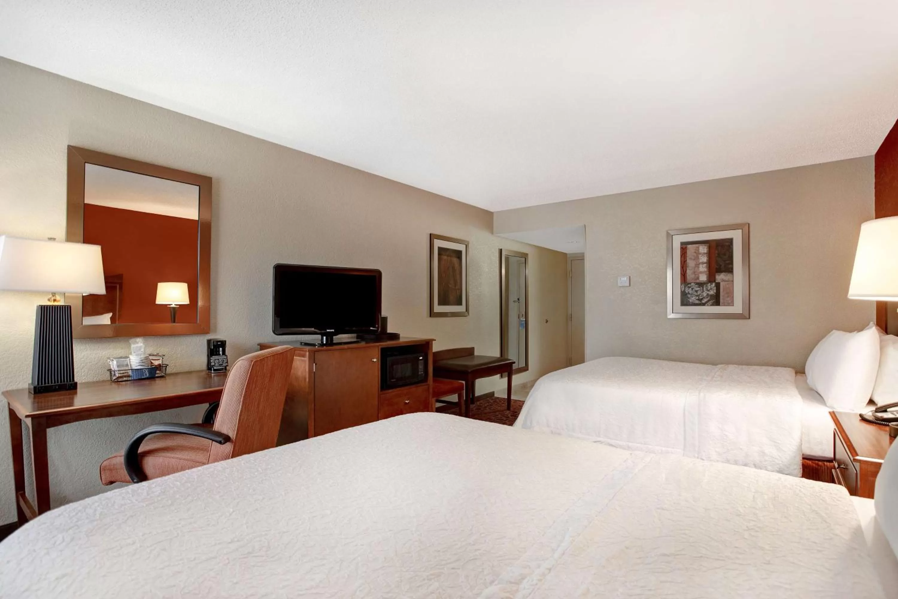 Bed in Hampton Inn Fort Wayne-Southwest